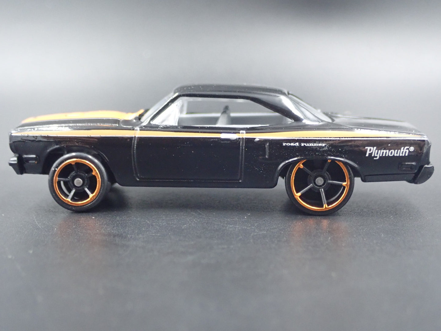1970 70 PLYMOUTH ROAD RUNNER BLACK RARE 1:64 SCALE DIORAMA DIECAST MODEL CAR