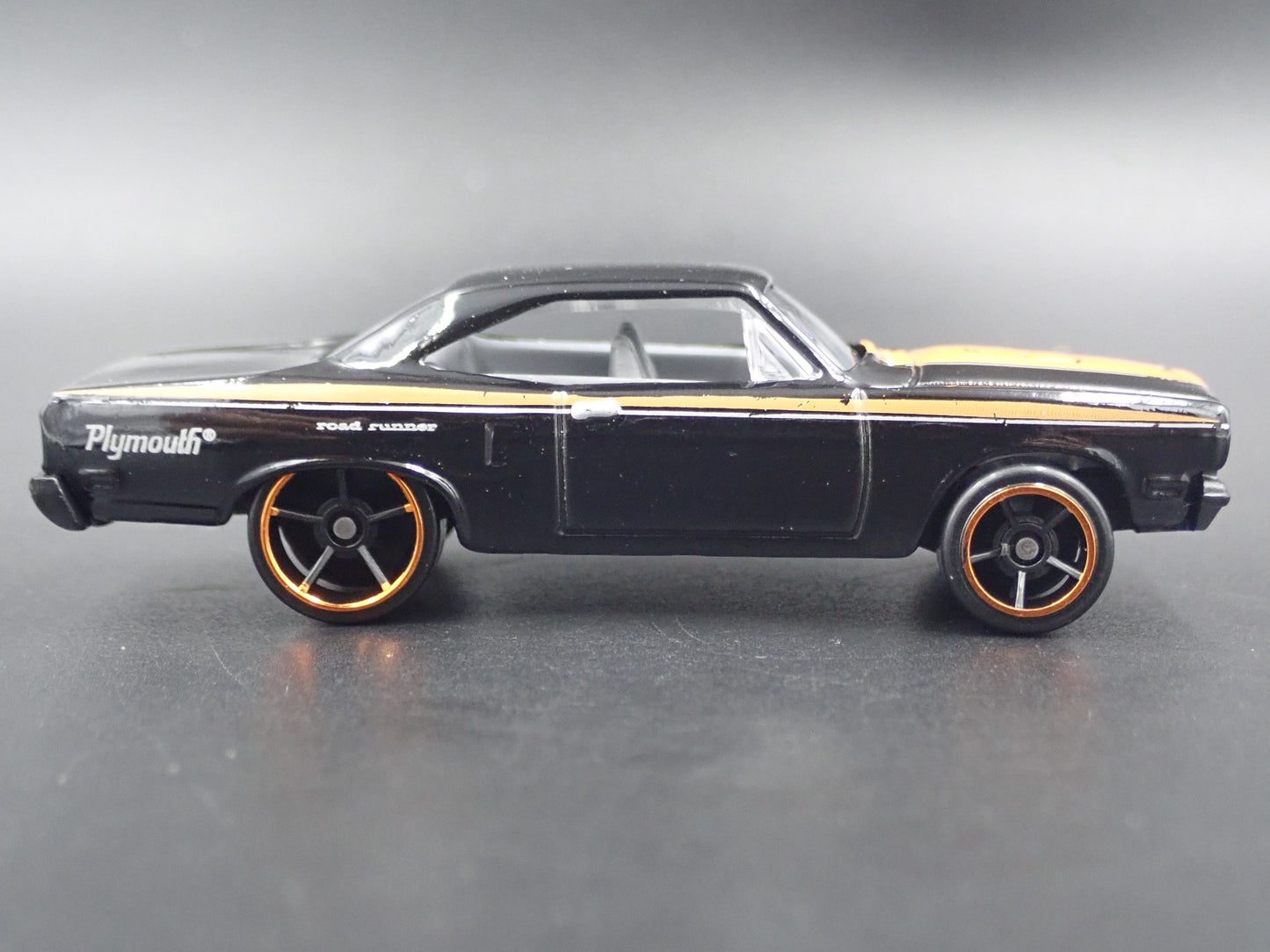 1970 70 PLYMOUTH ROAD RUNNER BLACK RARE 1:64 SCALE DIORAMA DIECAST MODEL CAR