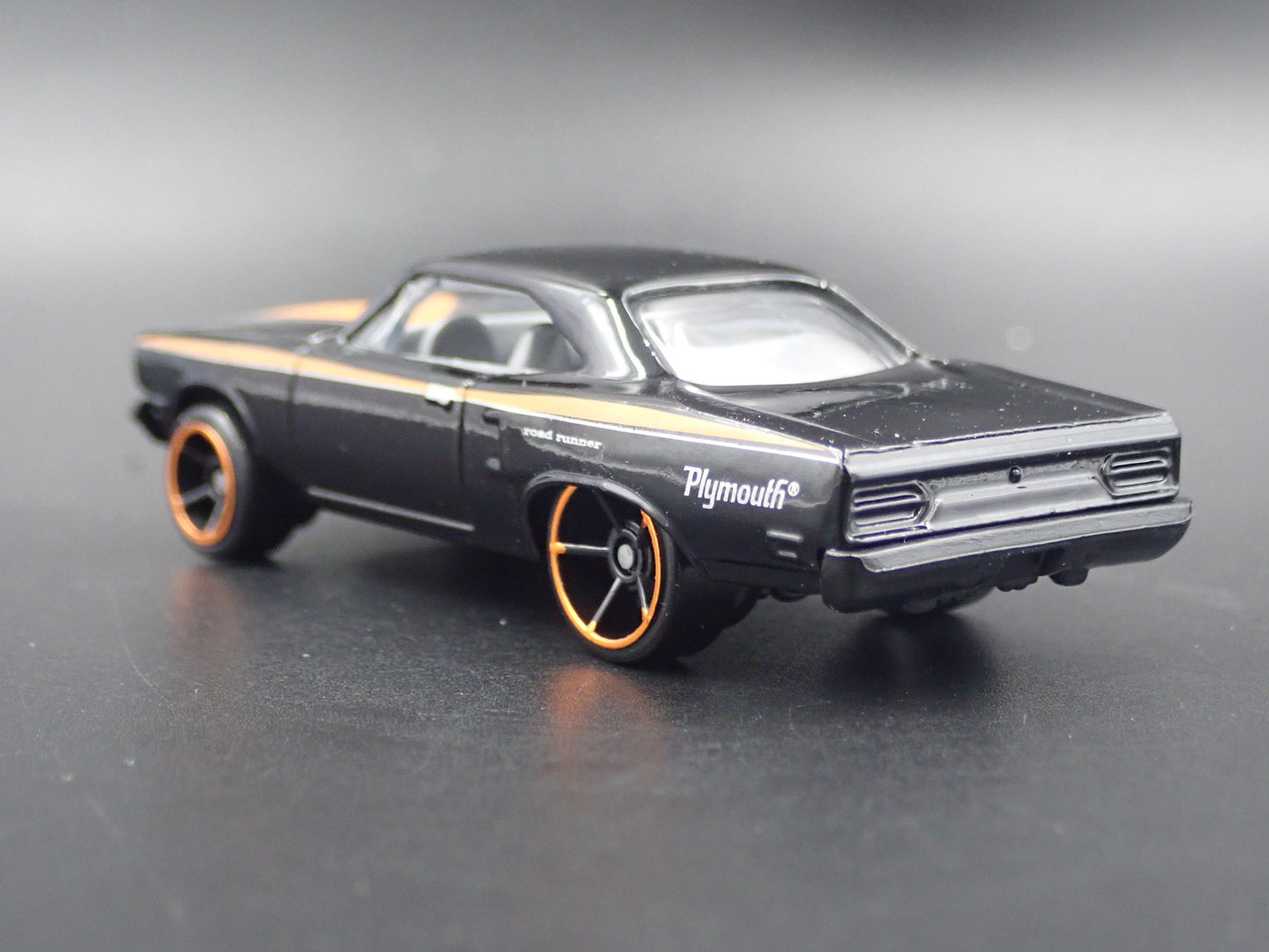 1970 70 PLYMOUTH ROAD RUNNER BLACK RARE 1:64 SCALE DIORAMA DIECAST MODEL CAR