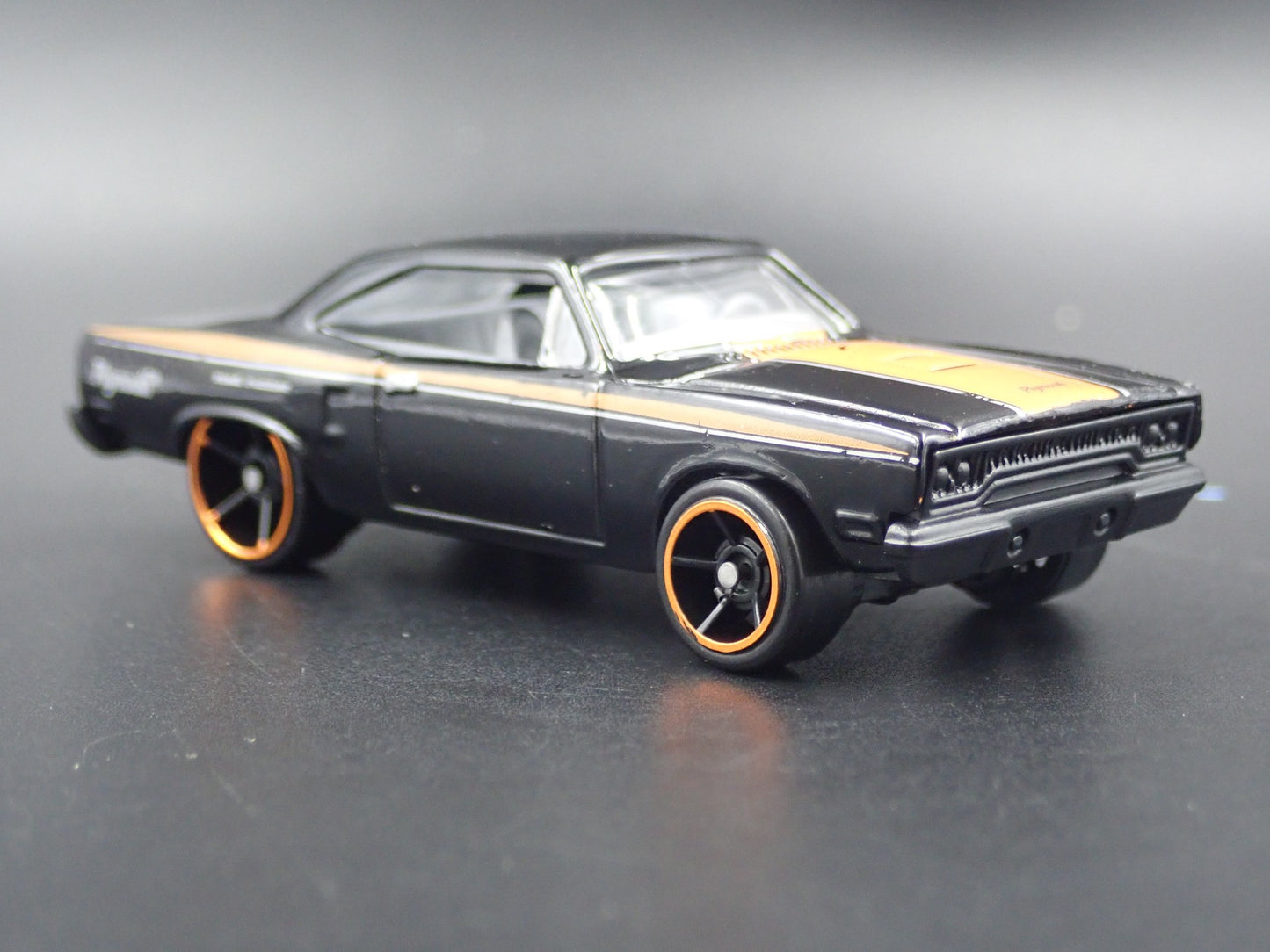 1970 70 PLYMOUTH ROAD RUNNER BLACK RARE 1:64 SCALE DIORAMA DIECAST MODEL CAR
