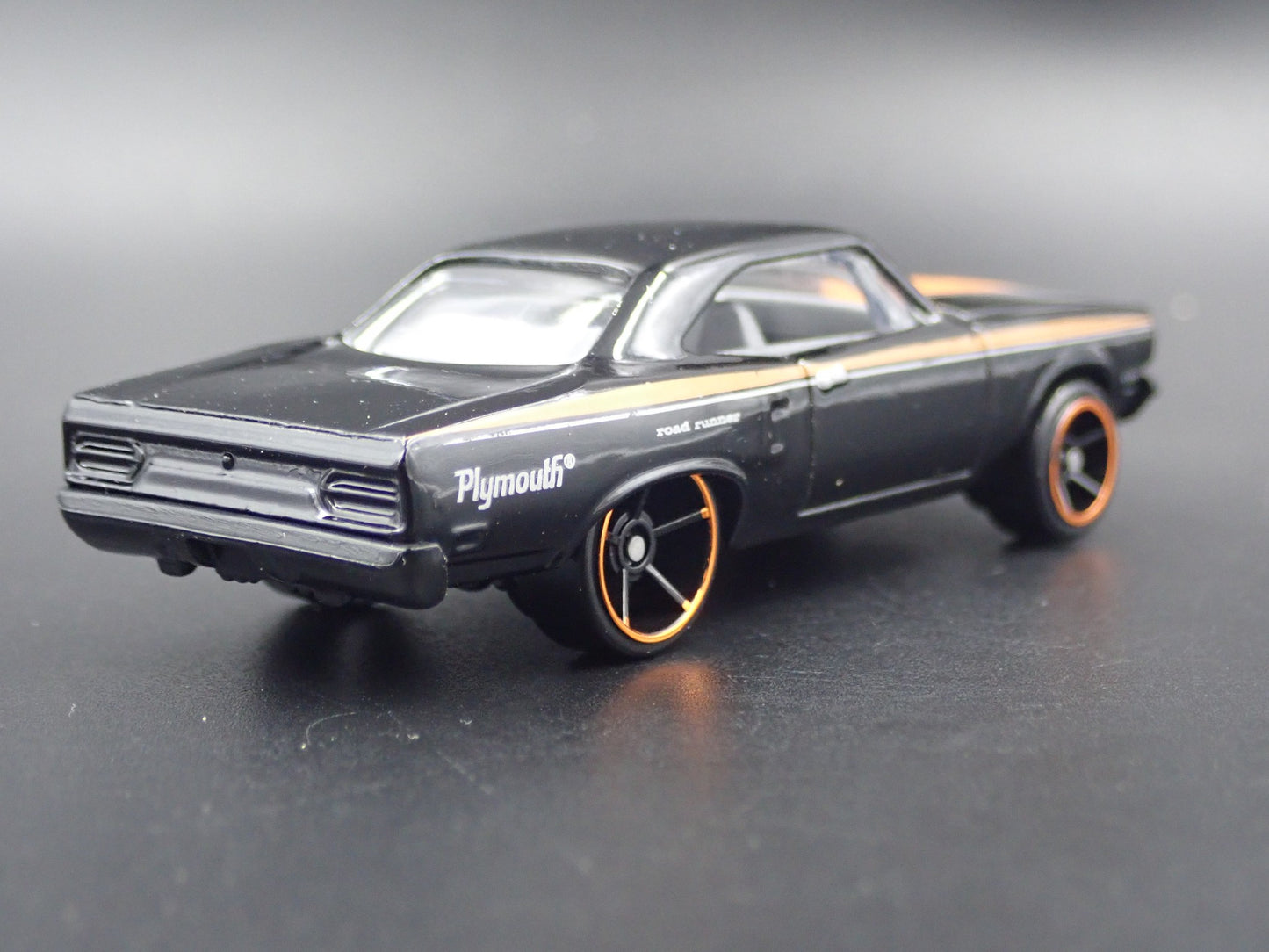 1970 70 PLYMOUTH ROAD RUNNER BLACK RARE 1:64 SCALE DIORAMA DIECAST MODEL CAR
