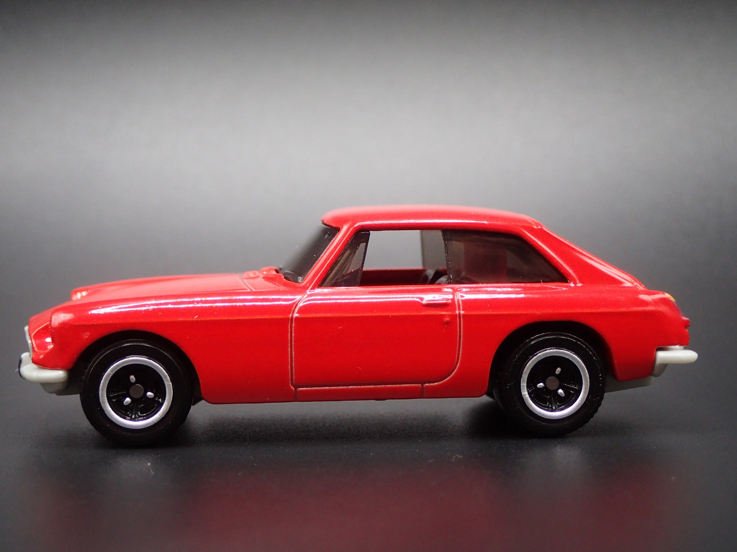 1968-1980 MG MGB GT COUPE RED 1:64 SCALE COLLECTIBLE DIORAMA DIECAST MODEL CAR