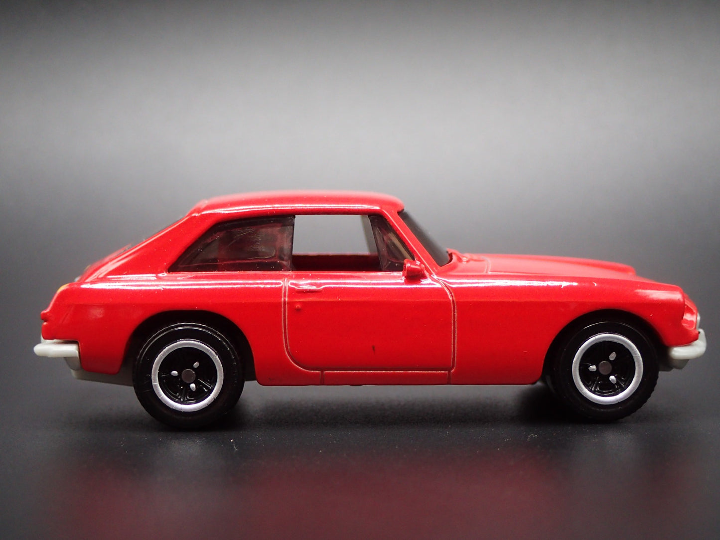 1968-1980 MG MGB GT COUPE RED 1:64 SCALE COLLECTIBLE DIORAMA DIECAST MODEL CAR