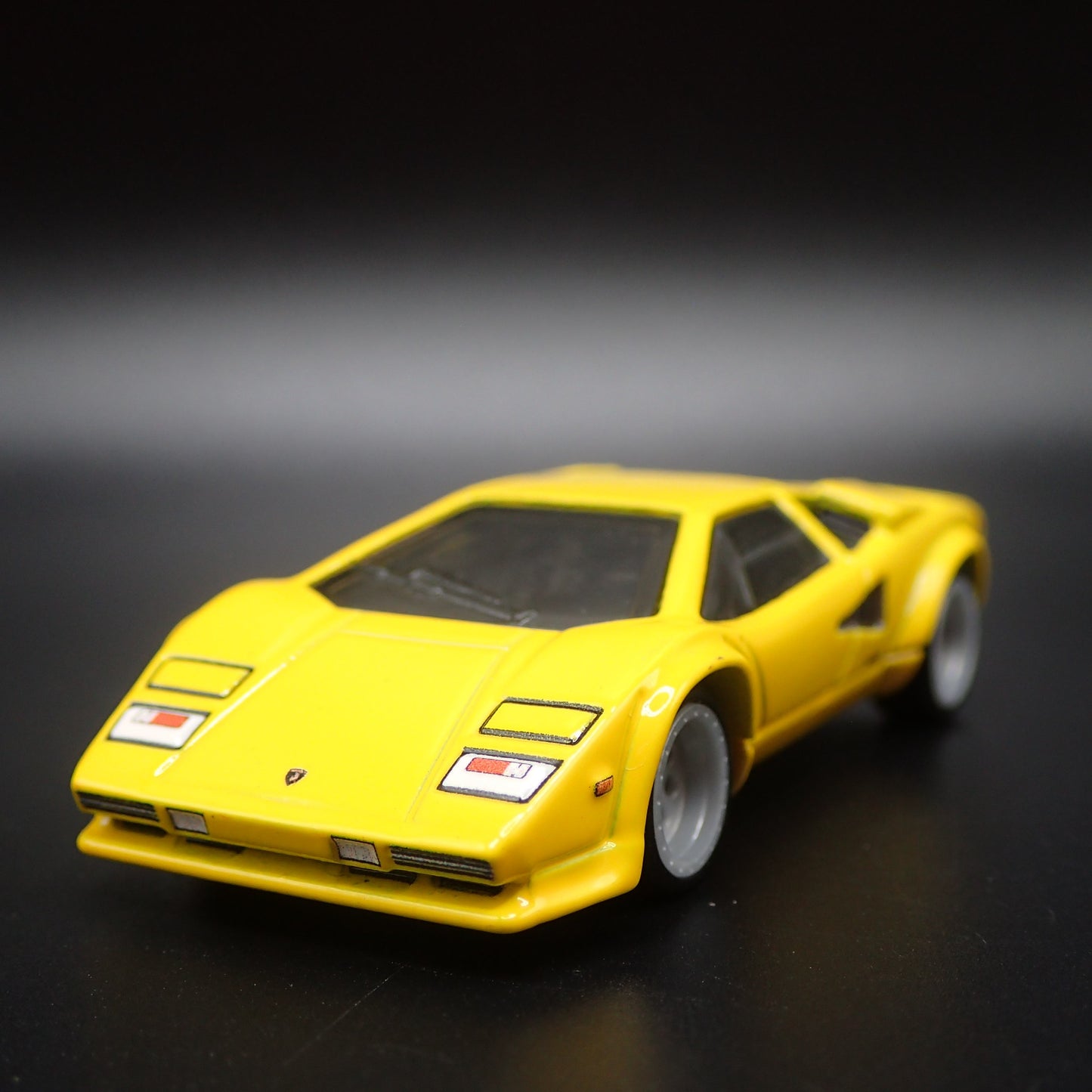 1974-1990 LAMBORGHINI COUNTACH LP 5000 QV 1:64 SCALE DIORAMA DIECAST MODEL CAR