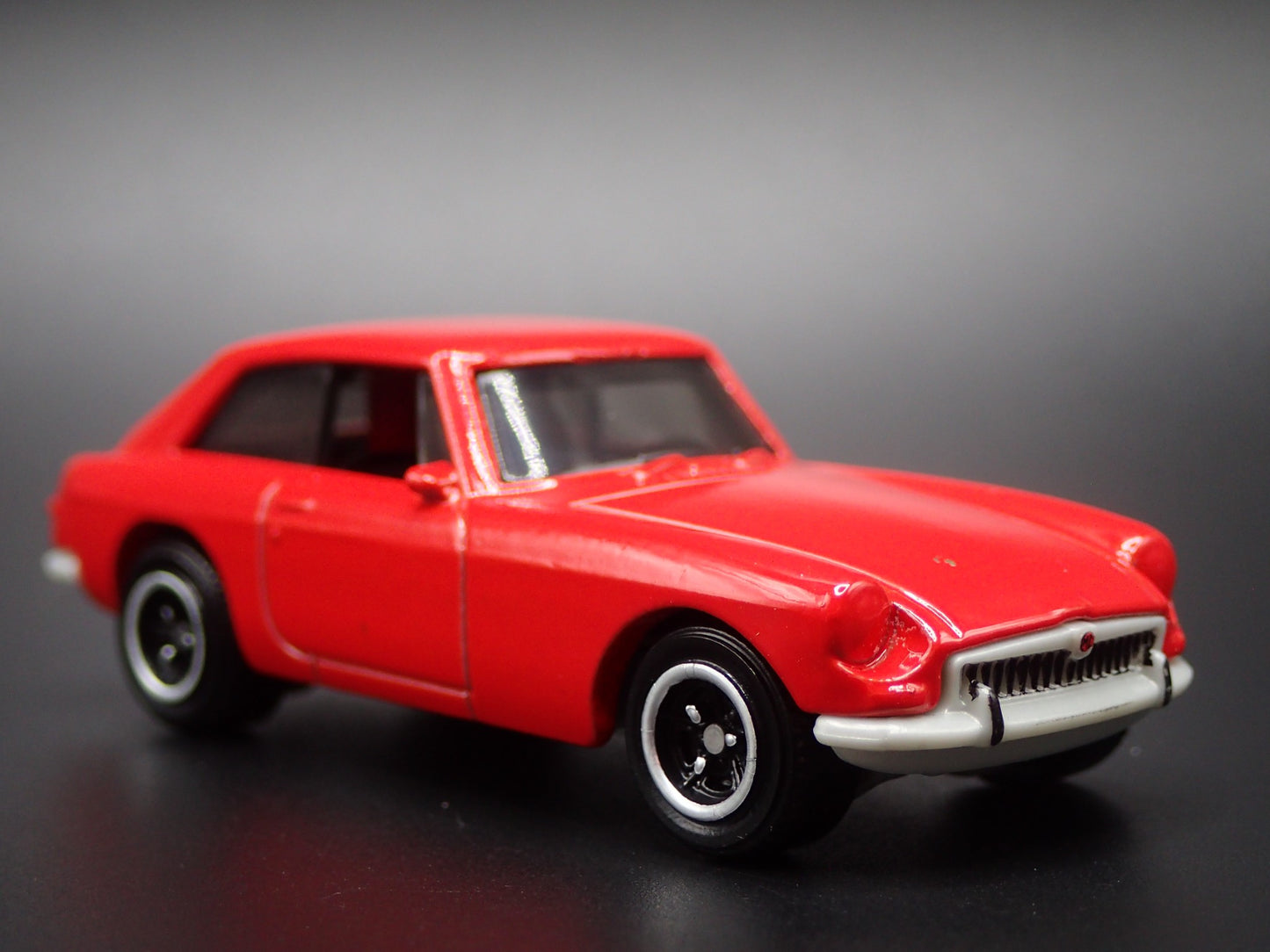 1968-1980 MG MGB GT COUPE RED 1:64 SCALE COLLECTIBLE DIORAMA DIECAST MODEL CAR