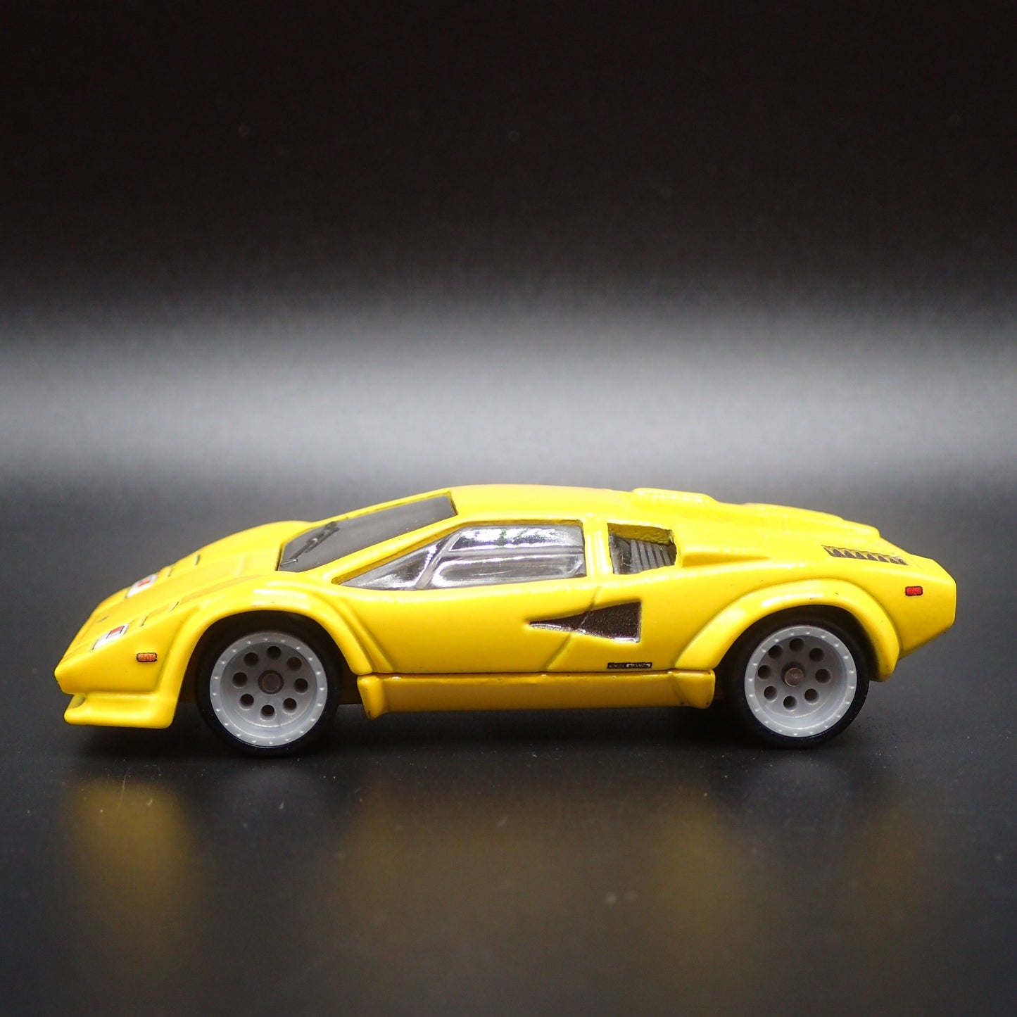 1974-1990 LAMBORGHINI COUNTACH LP 5000 QV 1:64 SCALE DIORAMA DIECAST MODEL CAR