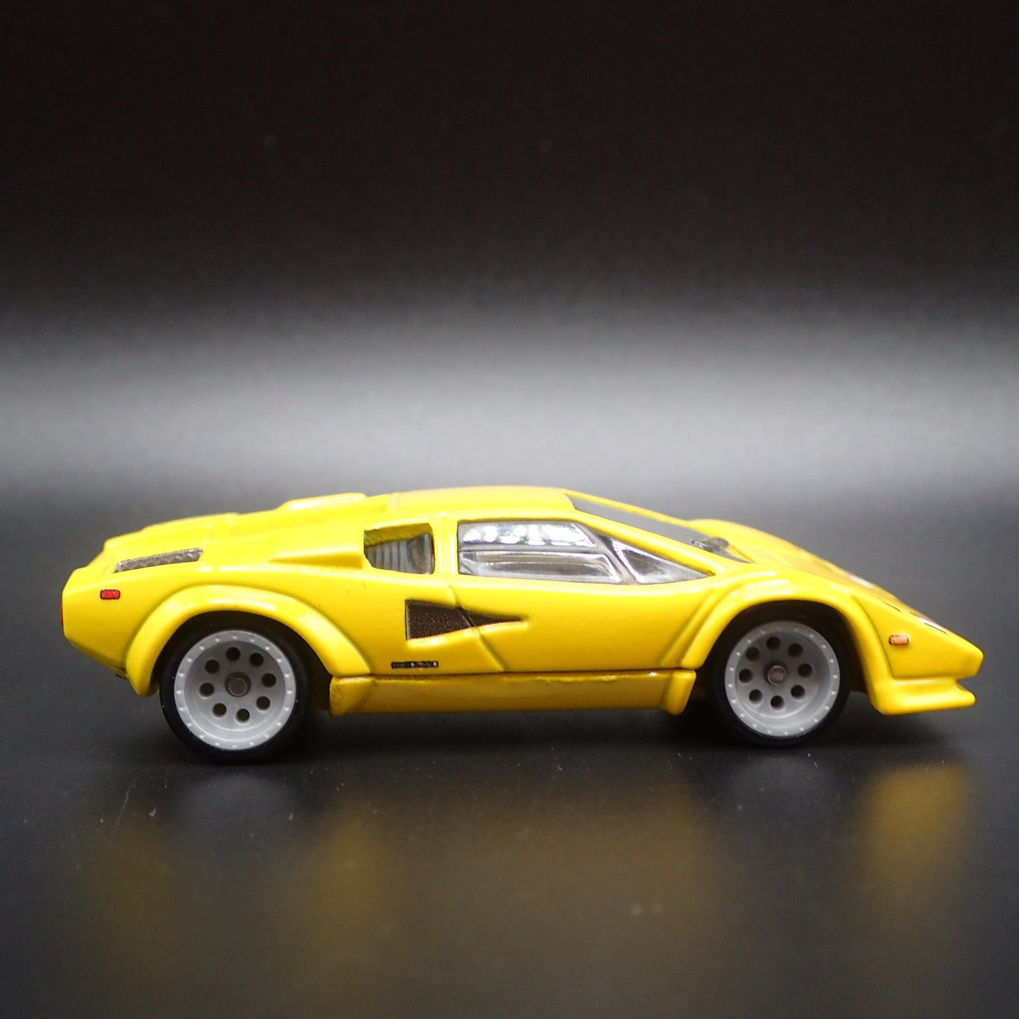 1974-1990 LAMBORGHINI COUNTACH LP 5000 QV 1:64 SCALE DIORAMA DIECAST MODEL CAR