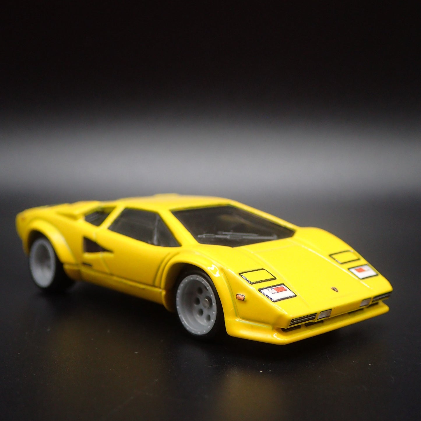 1974-1990 LAMBORGHINI COUNTACH LP 5000 QV 1:64 SCALE DIORAMA DIECAST MODEL CAR