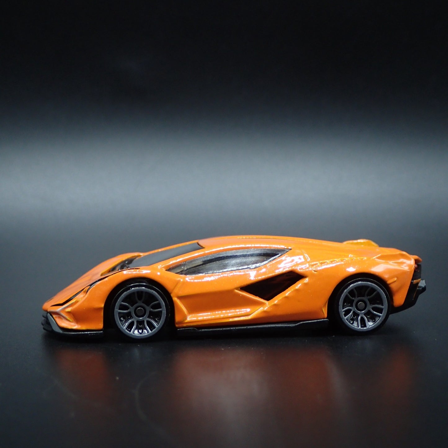 2020-2022 LAMBORGHINI SIAN FKP 37 SUPERCAR 1:64 SCALE DIORAMA DIECAST MODEL CAR