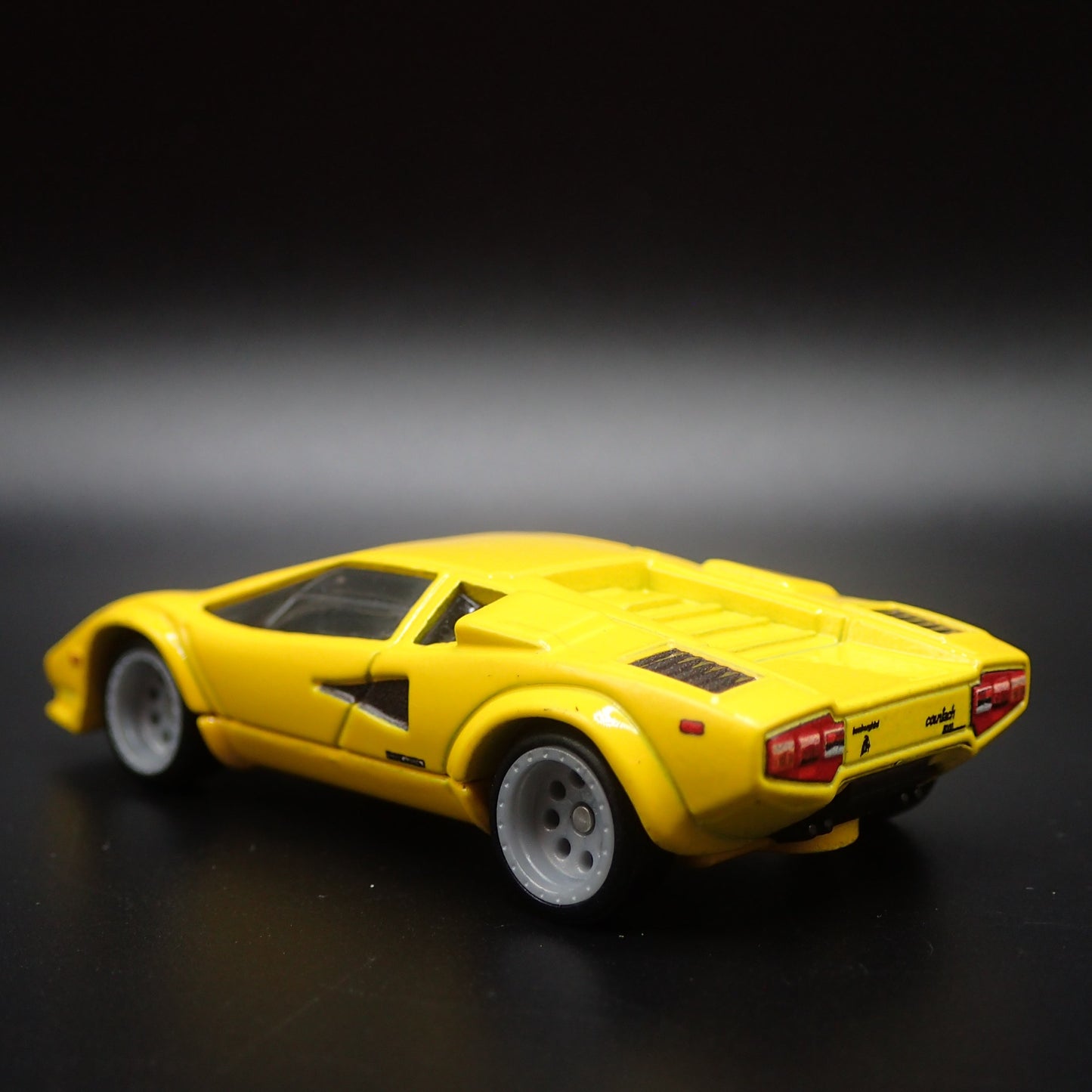 1974-1990 LAMBORGHINI COUNTACH LP 5000 QV 1:64 SCALE DIORAMA DIECAST MODEL CAR