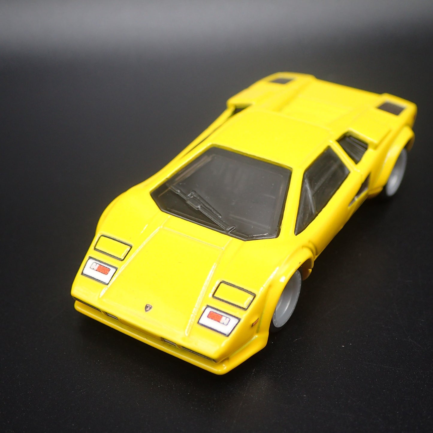 1974-1990 LAMBORGHINI COUNTACH LP 5000 QV 1:64 SCALE DIORAMA DIECAST MODEL CAR