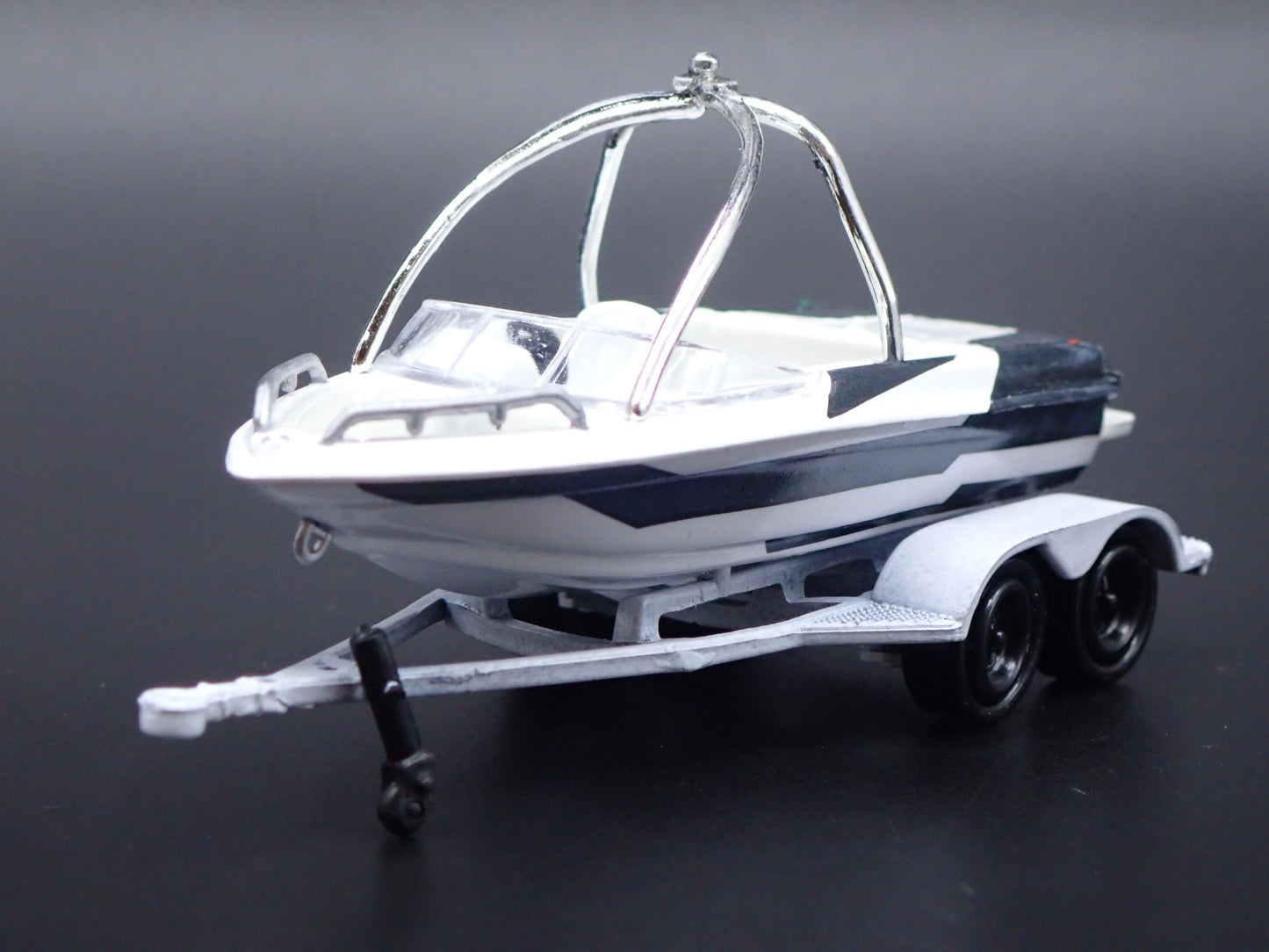 SKI & WAKEBOARD SPEED BOAT ON TRAILER RARE 1/64 SCALE DIORAMA PROP MODEL BOAT