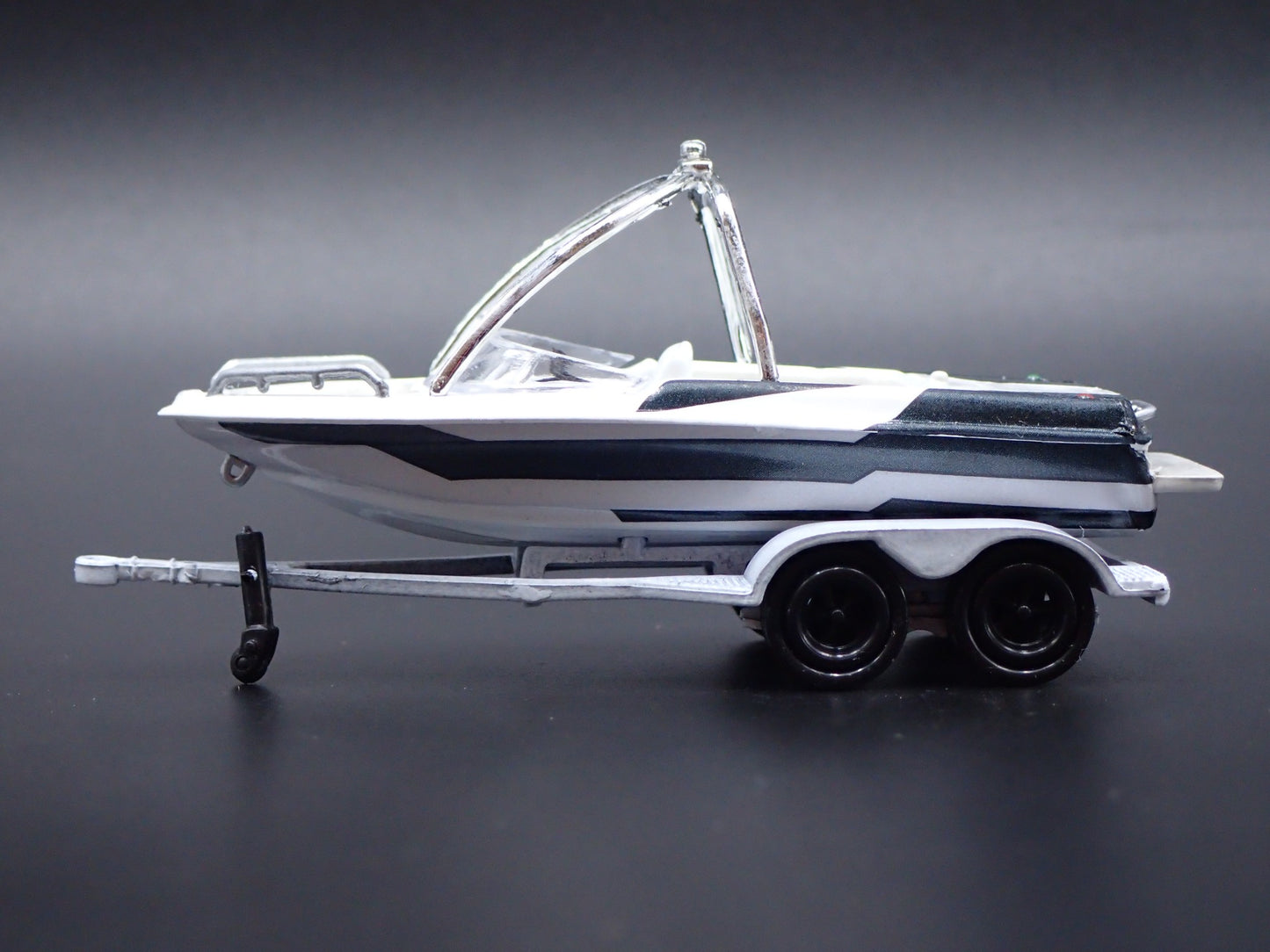 SKI & WAKEBOARD SPEED BOAT ON TRAILER RARE 1/64 SCALE DIORAMA PROP MODEL BOAT