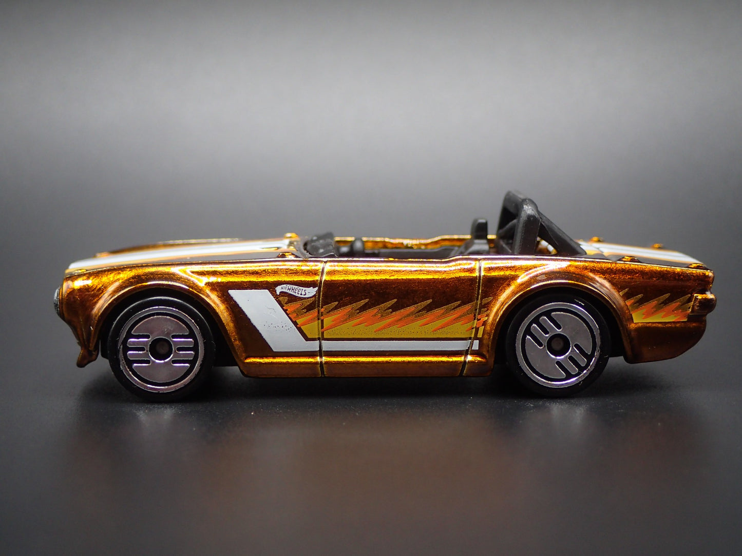 1968-1976 TRIUMPH TR6 CONVERTIBLE COPPER 1:64 SCALE DIORAMA DIECAST MODEL CAR