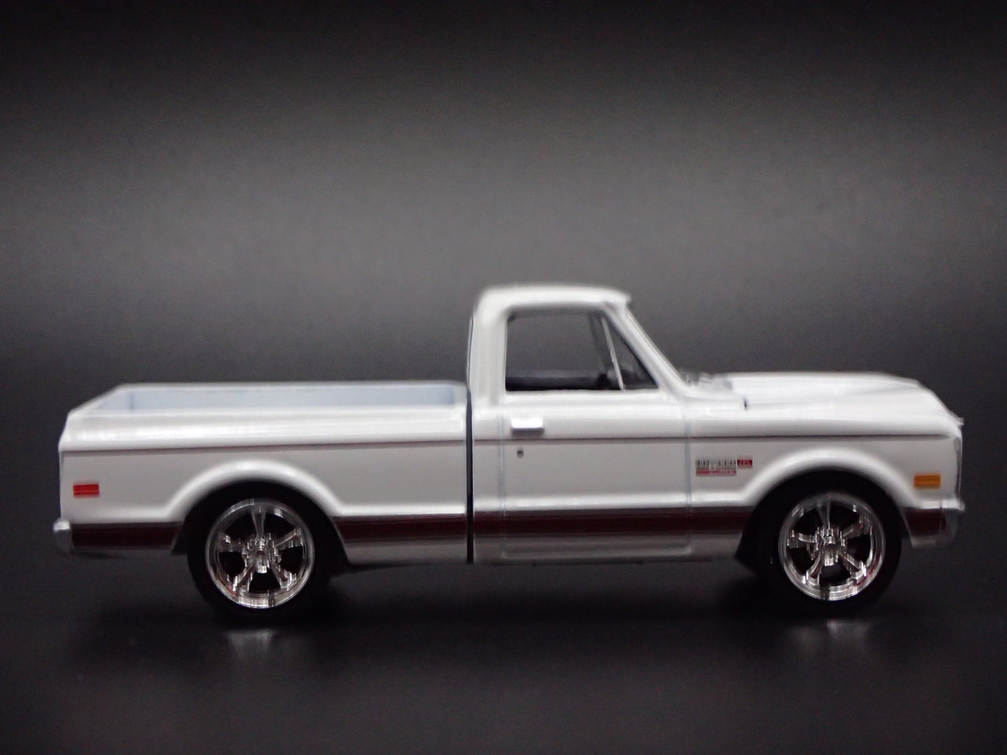 1972 72 CHEVY CHEVROLET C10 PICKUP TRUCK SHORT BED 1/64 SCALE DIECAST MODEL CAR