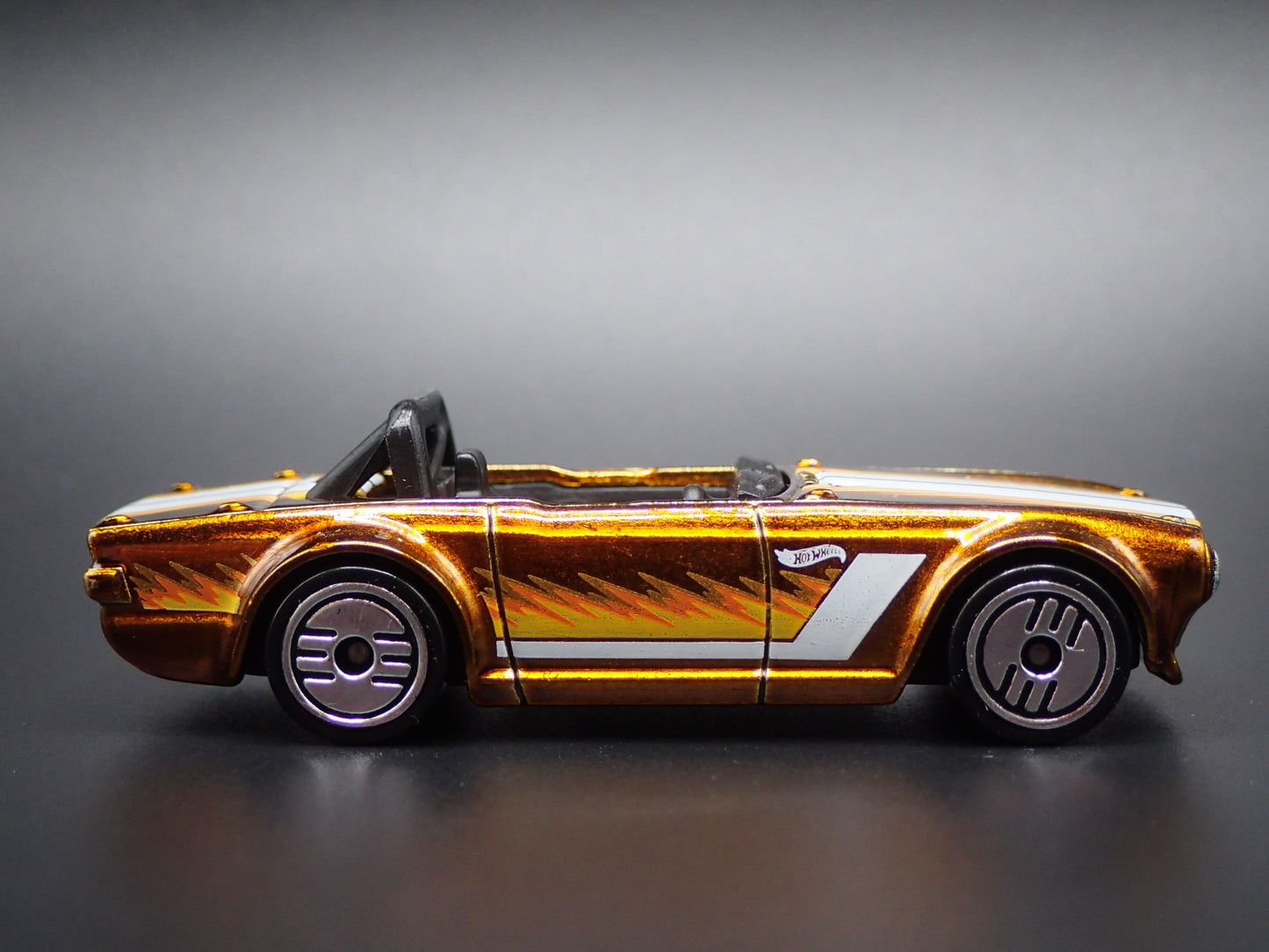 1968-1976 TRIUMPH TR6 CONVERTIBLE COPPER 1:64 SCALE DIORAMA DIECAST MODEL CAR