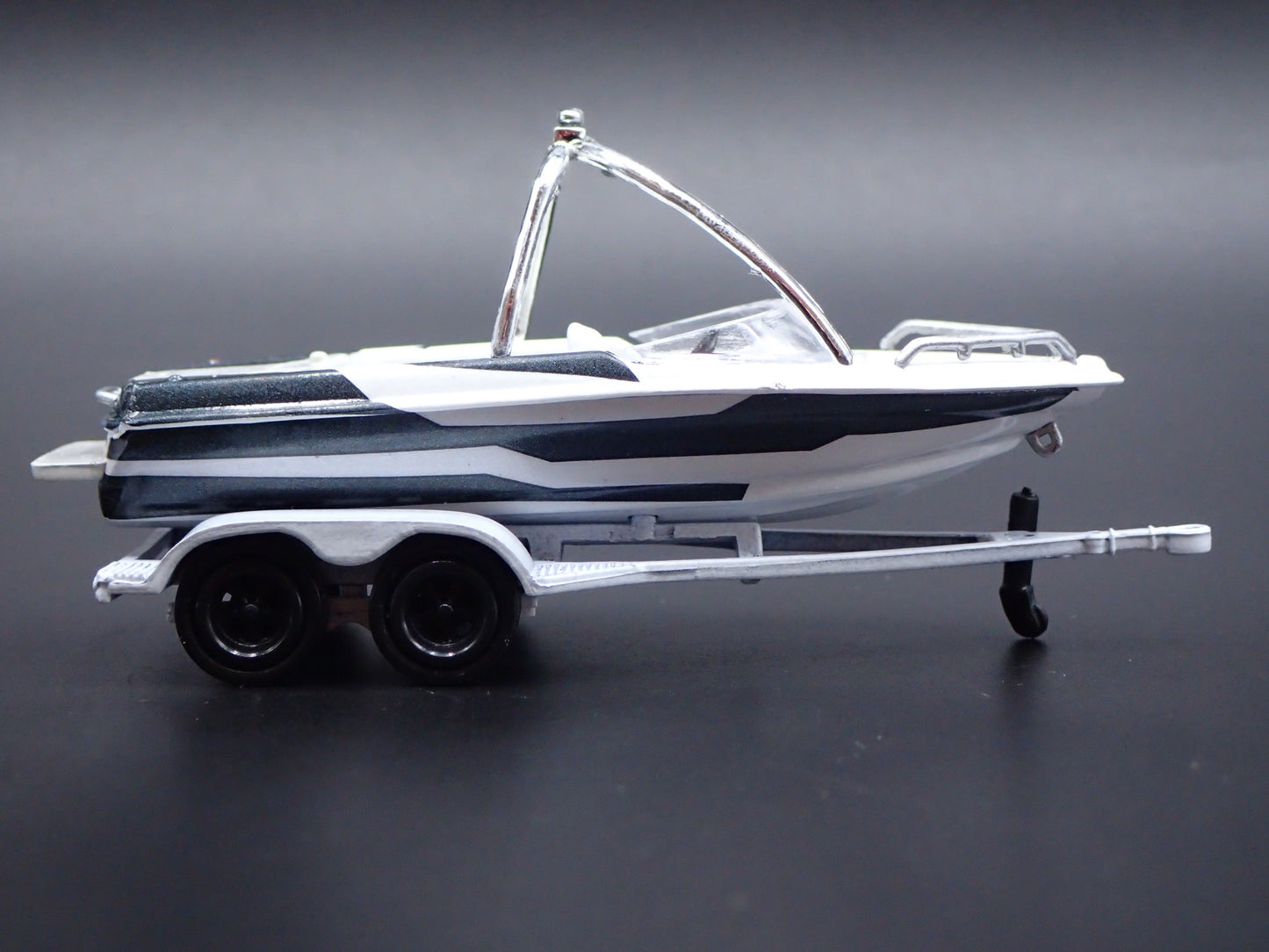 SKI & WAKEBOARD SPEED BOAT ON TRAILER RARE 1/64 SCALE DIORAMA PROP MODEL BOAT