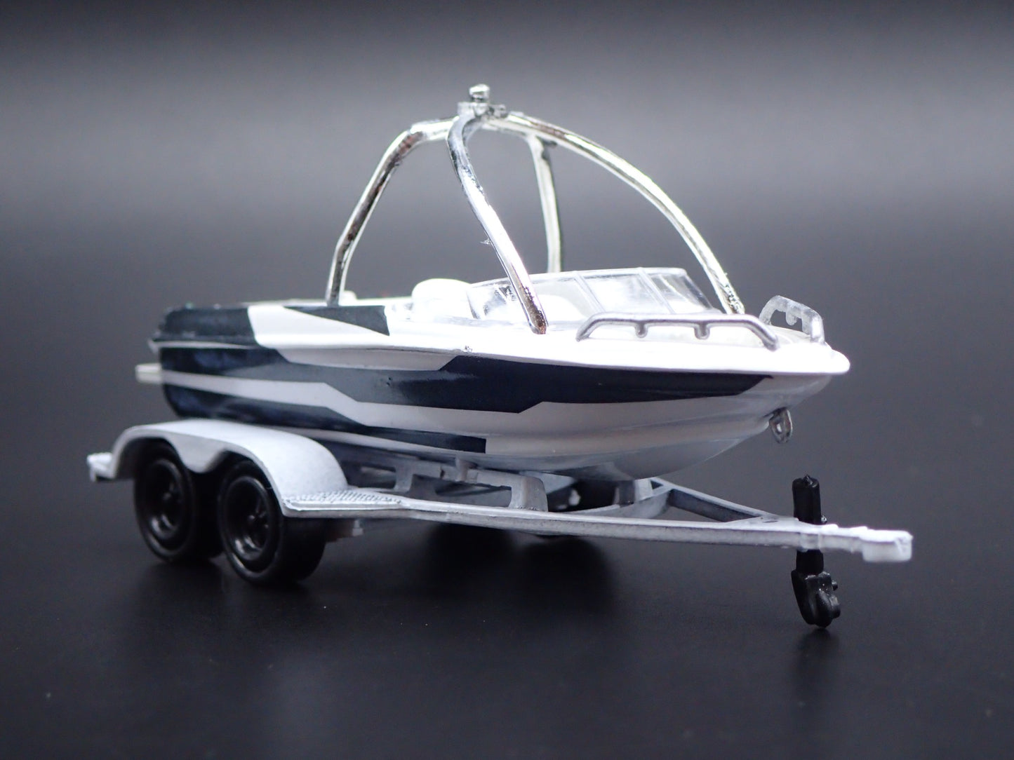 SKI & WAKEBOARD SPEED BOAT ON TRAILER RARE 1/64 SCALE DIORAMA PROP MODEL BOAT