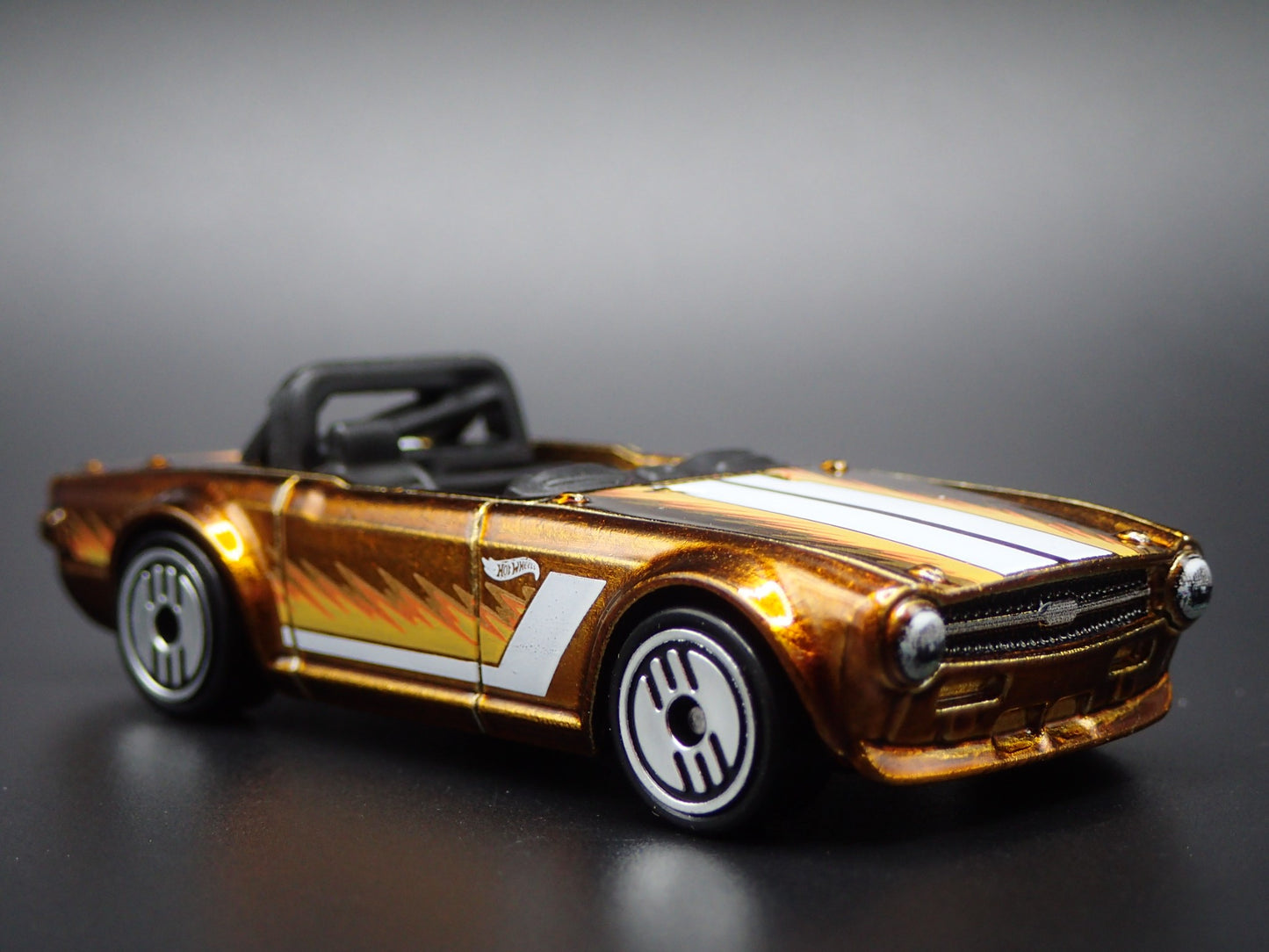 1968-1976 TRIUMPH TR6 CONVERTIBLE COPPER 1:64 SCALE DIORAMA DIECAST MODEL CAR