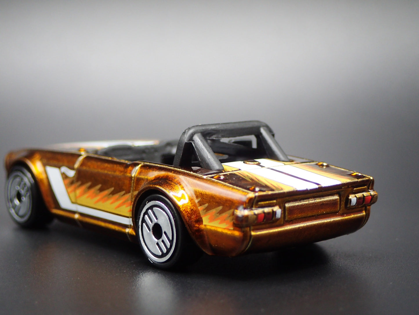 1968-1976 TRIUMPH TR6 CONVERTIBLE COPPER 1:64 SCALE DIORAMA DIECAST MODEL CAR