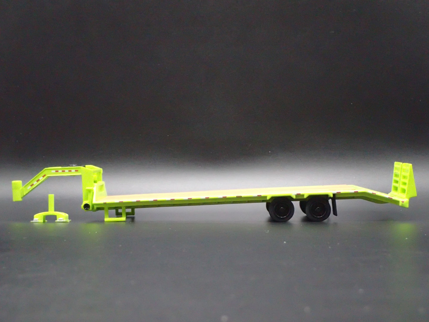 GOOSENECK FLATBED TRAILER w LOADING RAMP, HITCH 1:64 SCALE DIORAMA DIECAST MODEL