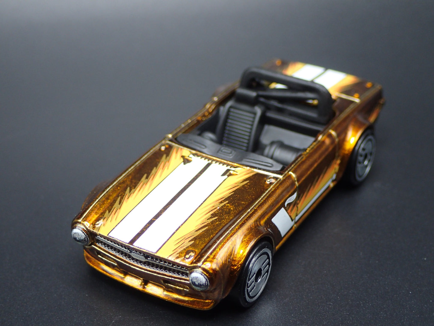 1968-1976 TRIUMPH TR6 CONVERTIBLE COPPER 1:64 SCALE DIORAMA DIECAST MODEL CAR