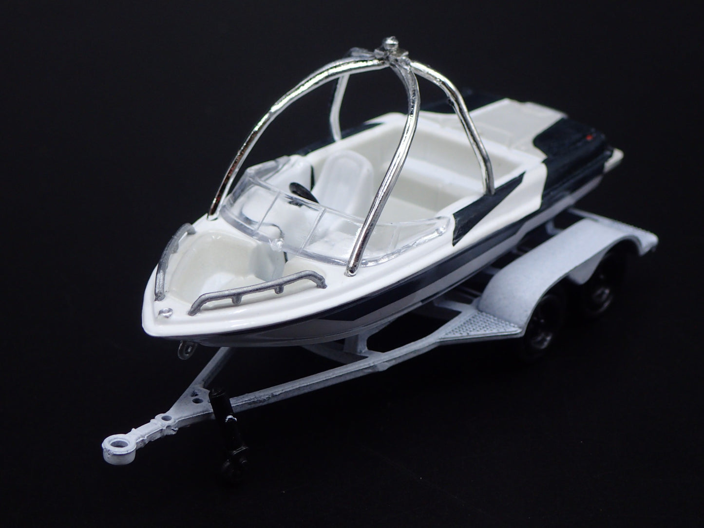 SKI & WAKEBOARD SPEED BOAT ON TRAILER RARE 1/64 SCALE DIORAMA PROP MODEL BOAT