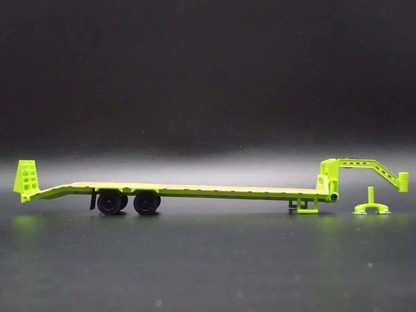 GOOSENECK FLATBED TRAILER w LOADING RAMP, HITCH 1:64 SCALE DIORAMA DIECAST MODEL