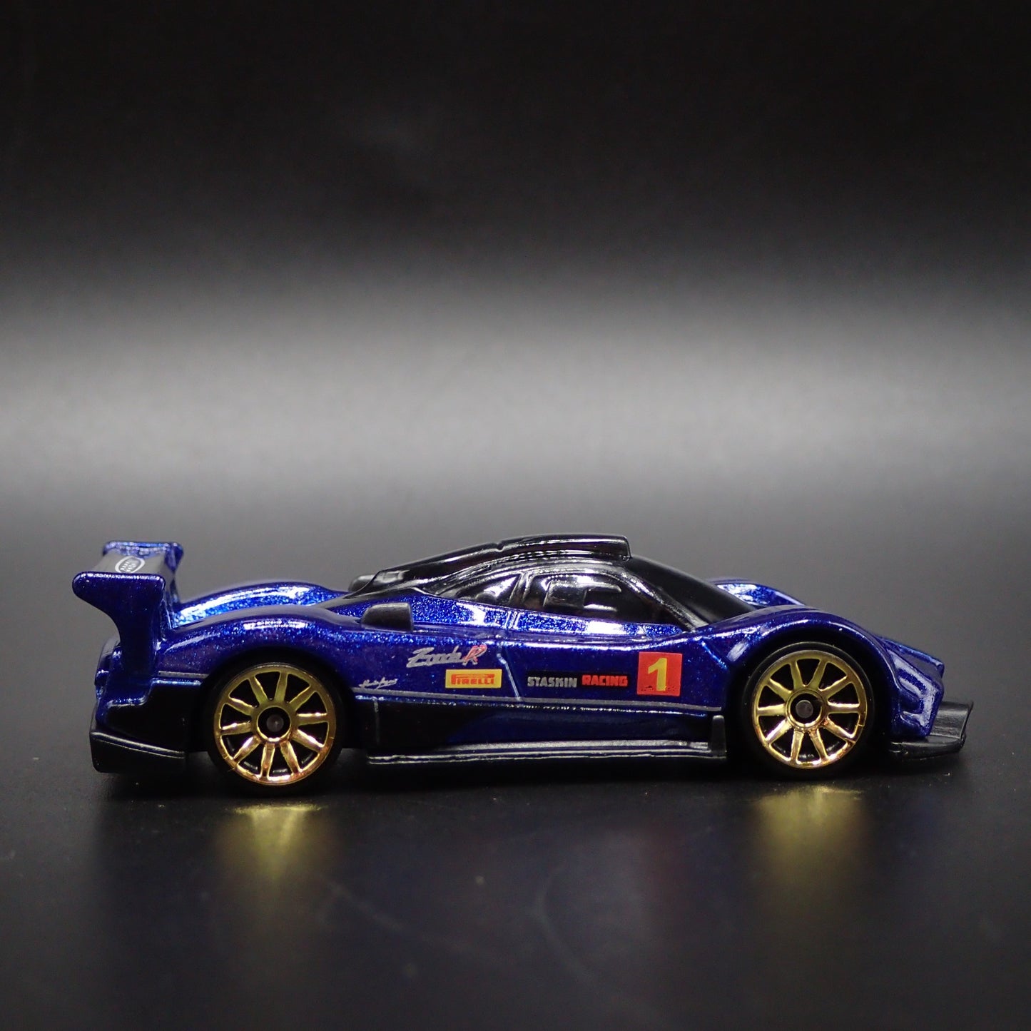 2009-2011 PAGANI ZONDA R SUPERCAR BLUE 1:64 SCALE DIORAMA DIECAST MODEL CAR