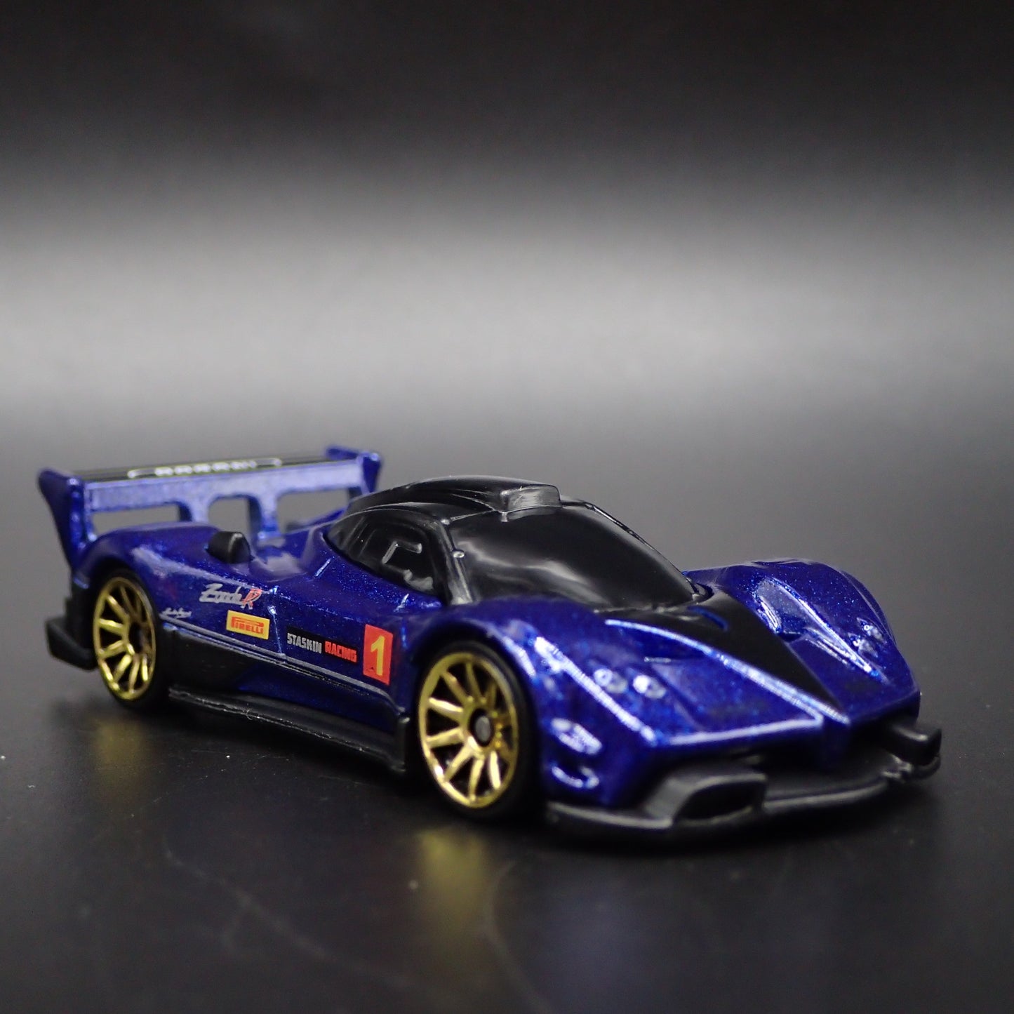 2009-2011 PAGANI ZONDA R SUPERCAR BLUE 1:64 SCALE DIORAMA DIECAST MODEL CAR