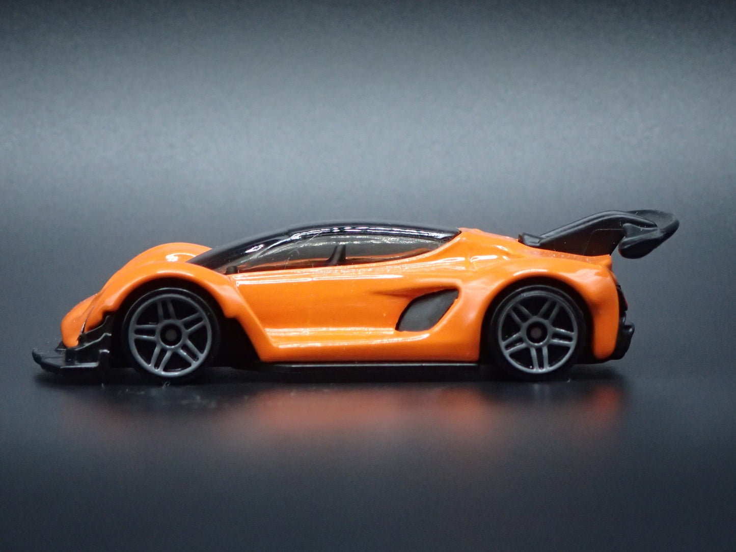 2021-2026 CZINGER 21C SUPER CAR 1:64 SCALE COLLECTIBLE DIORAMA DIECAST MODEL CAR