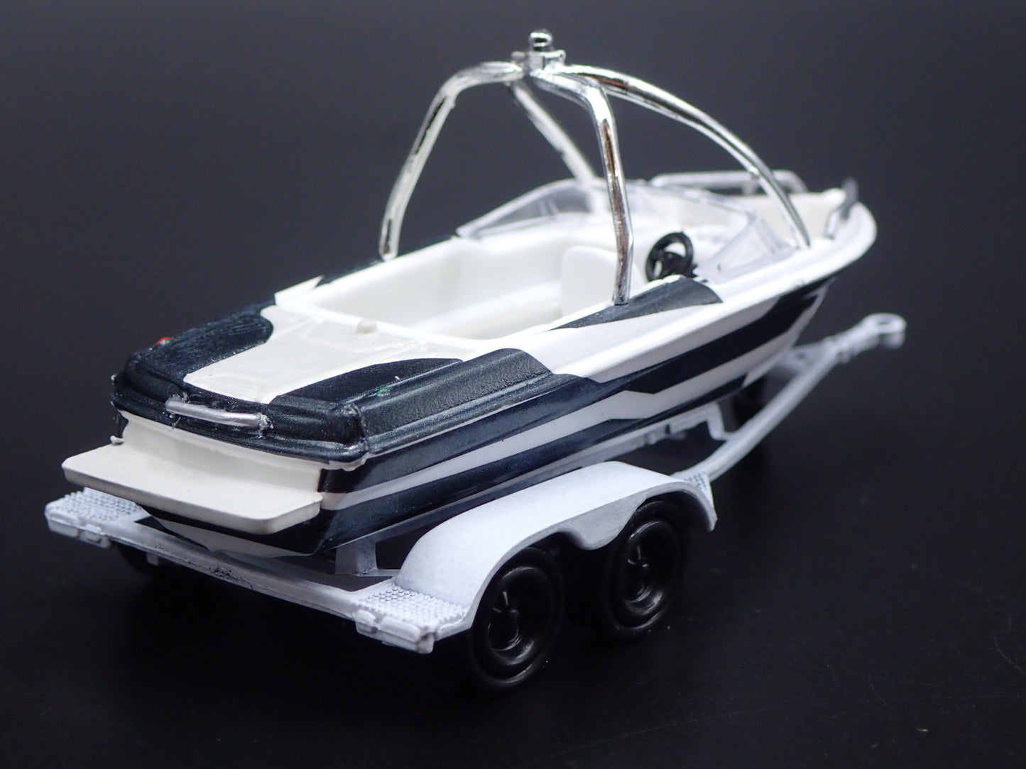 SKI & WAKEBOARD SPEED BOAT ON TRAILER RARE 1/64 SCALE DIORAMA PROP MODEL BOAT