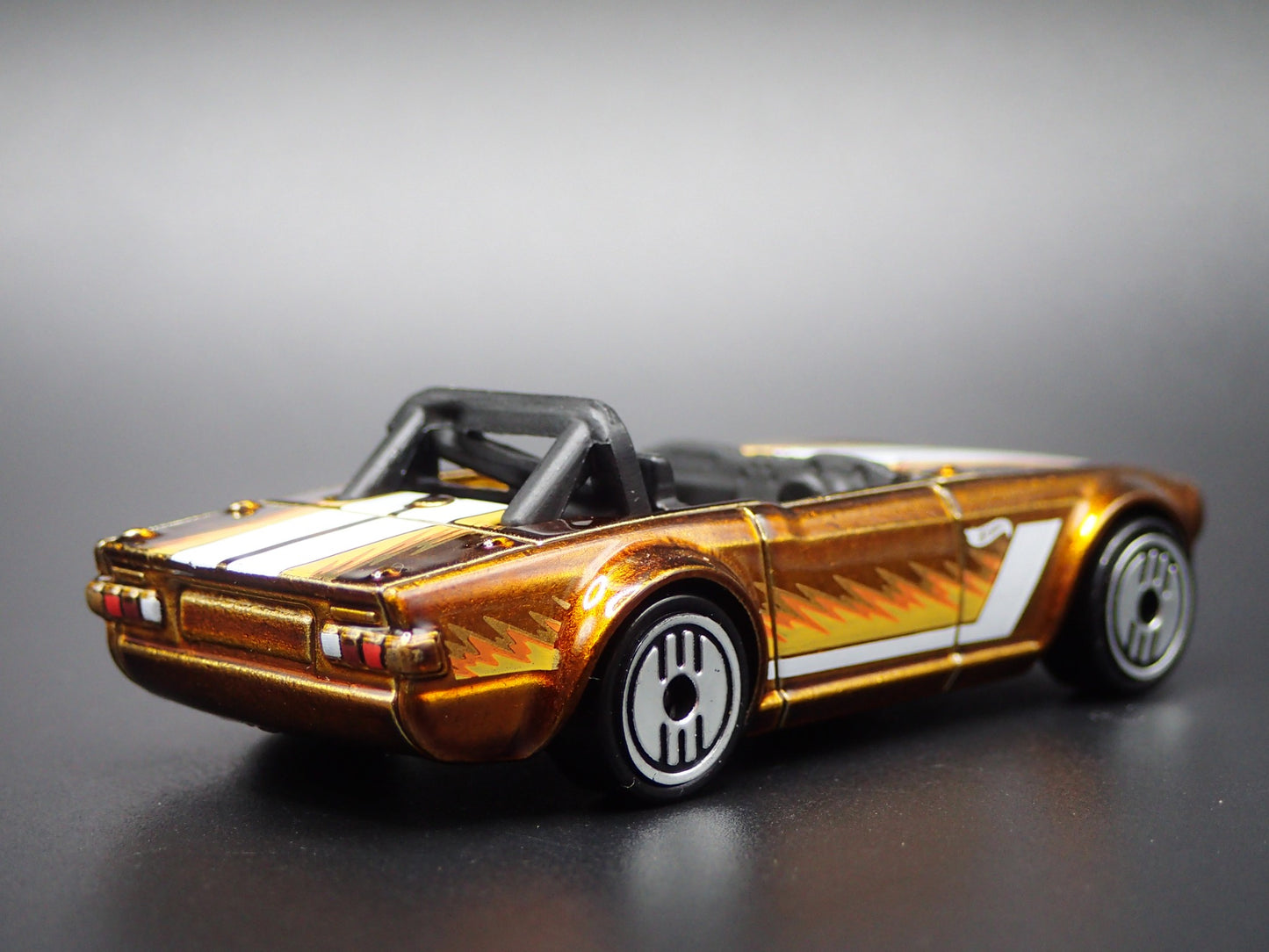 1968-1976 TRIUMPH TR6 CONVERTIBLE COPPER 1:64 SCALE DIORAMA DIECAST MODEL CAR