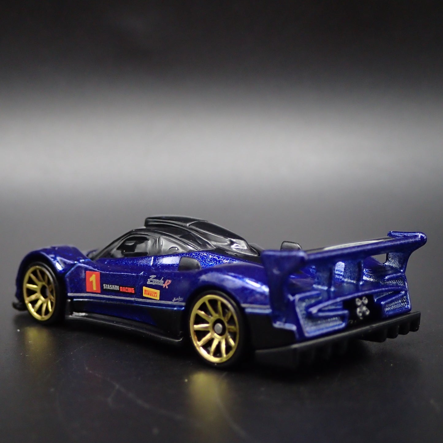2009-2011 PAGANI ZONDA R SUPERCAR BLUE 1:64 SCALE DIORAMA DIECAST MODEL CAR