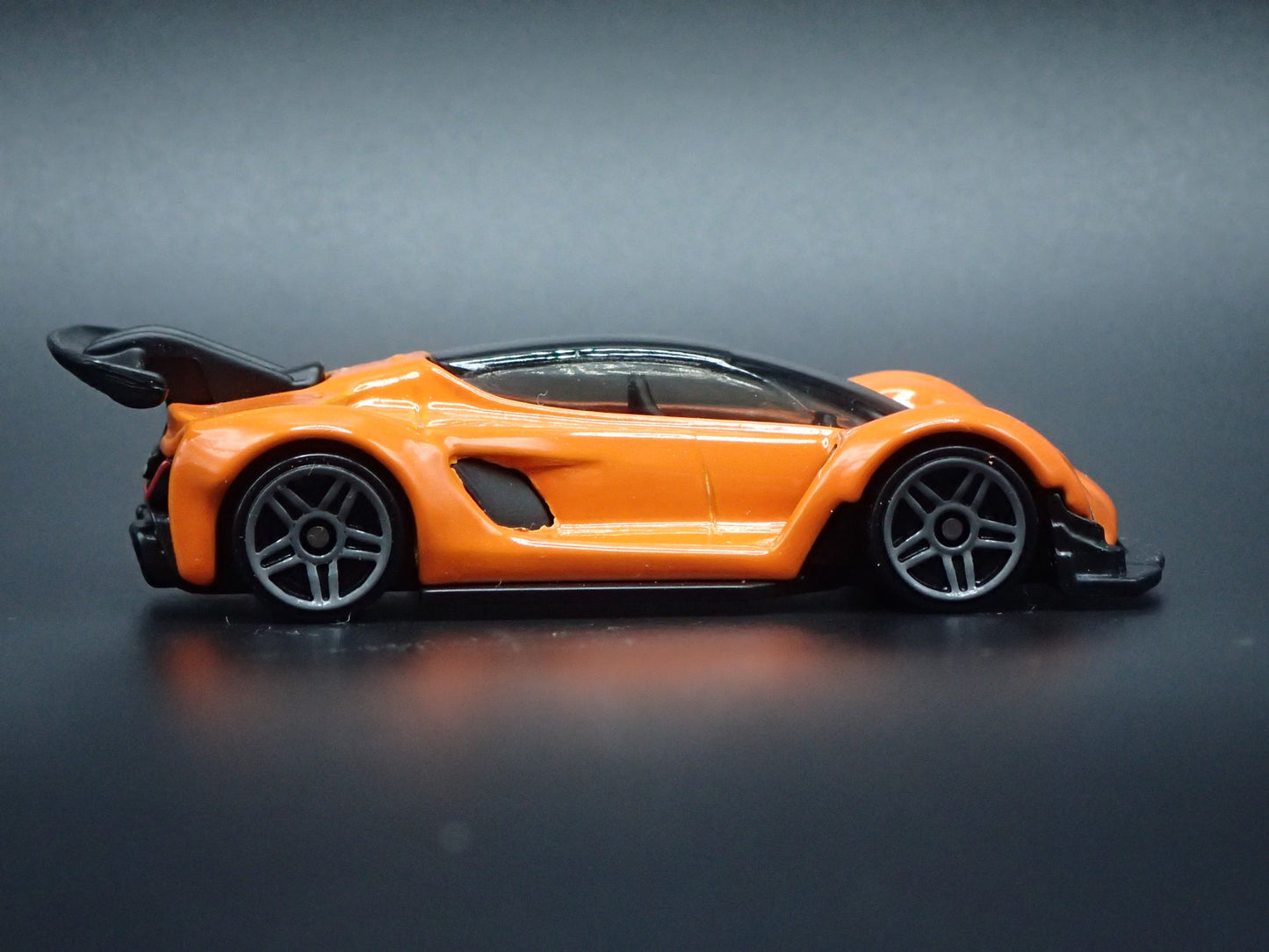 2021-2026 CZINGER 21C SUPER CAR 1:64 SCALE COLLECTIBLE DIORAMA DIECAST MODEL CAR