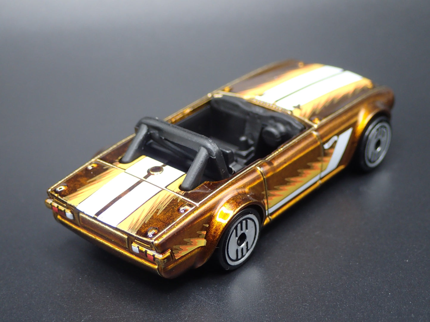 1968-1976 TRIUMPH TR6 CONVERTIBLE COPPER 1:64 SCALE DIORAMA DIECAST MODEL CAR