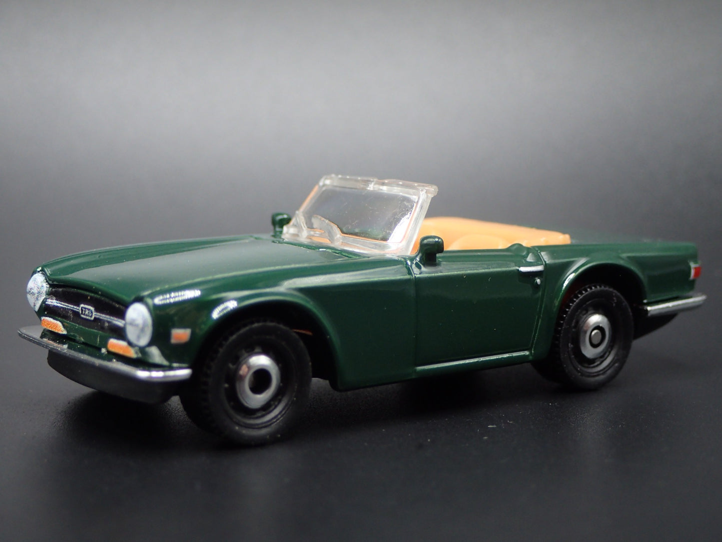 1968-1976 TRIUMPH TR6 CONVERTIBLE GREEN 1:64 SCALE DIORAMA DIECAST MODEL CAR