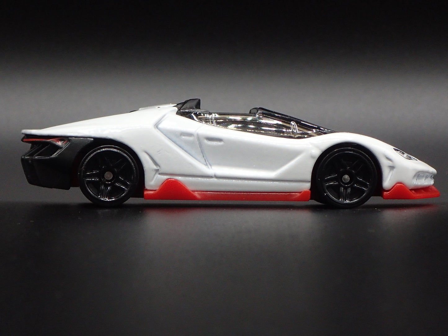 2016-2017 LAMBORGHINI CENTENARIO ROADSTER SUPER CAR 1:64 SCALE DIECAST MODEL CAR