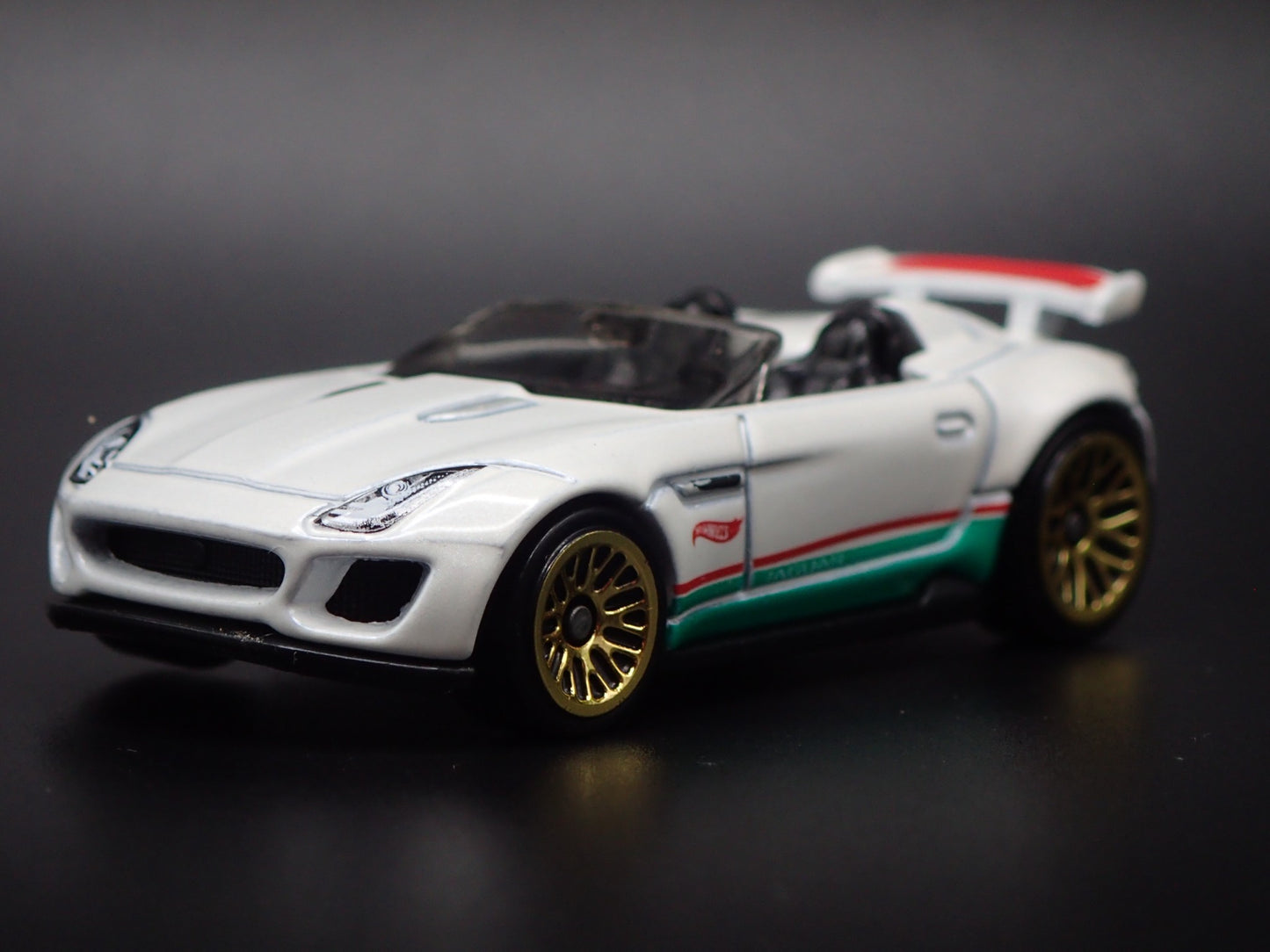 2015-2016 JAGUAR F-TYPE PROJECT 7 WHITE 1:64 SCALE DIORAMA DIECAST MODEL CAR