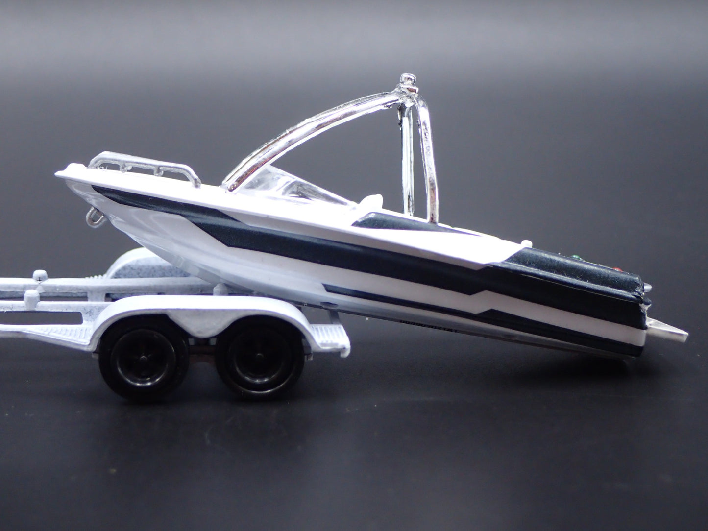 SKI & WAKEBOARD SPEED BOAT ON TRAILER RARE 1/64 SCALE DIORAMA PROP MODEL BOAT