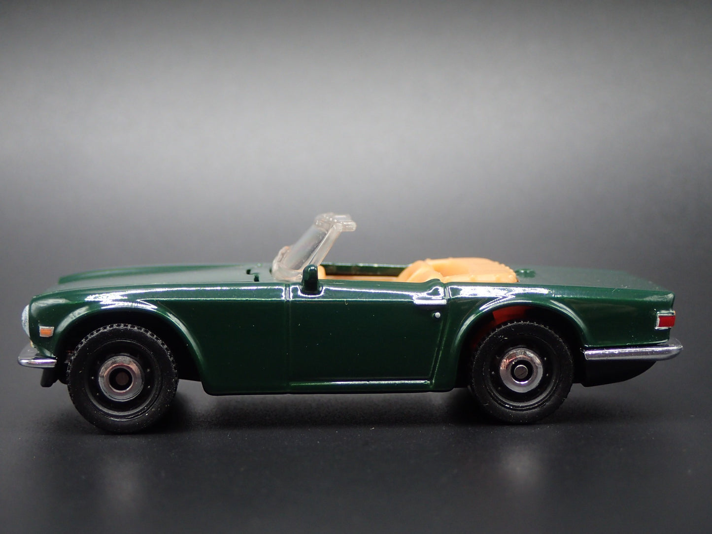 1968-1976 TRIUMPH TR6 CONVERTIBLE GREEN 1:64 SCALE DIORAMA DIECAST MODEL CAR