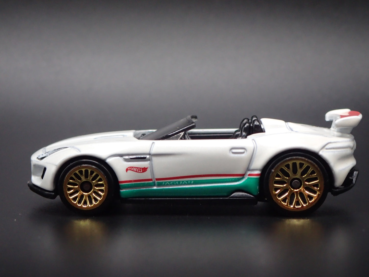 2015-2016 JAGUAR F-TYPE PROJECT 7 WHITE 1:64 SCALE DIORAMA DIECAST MODEL CAR