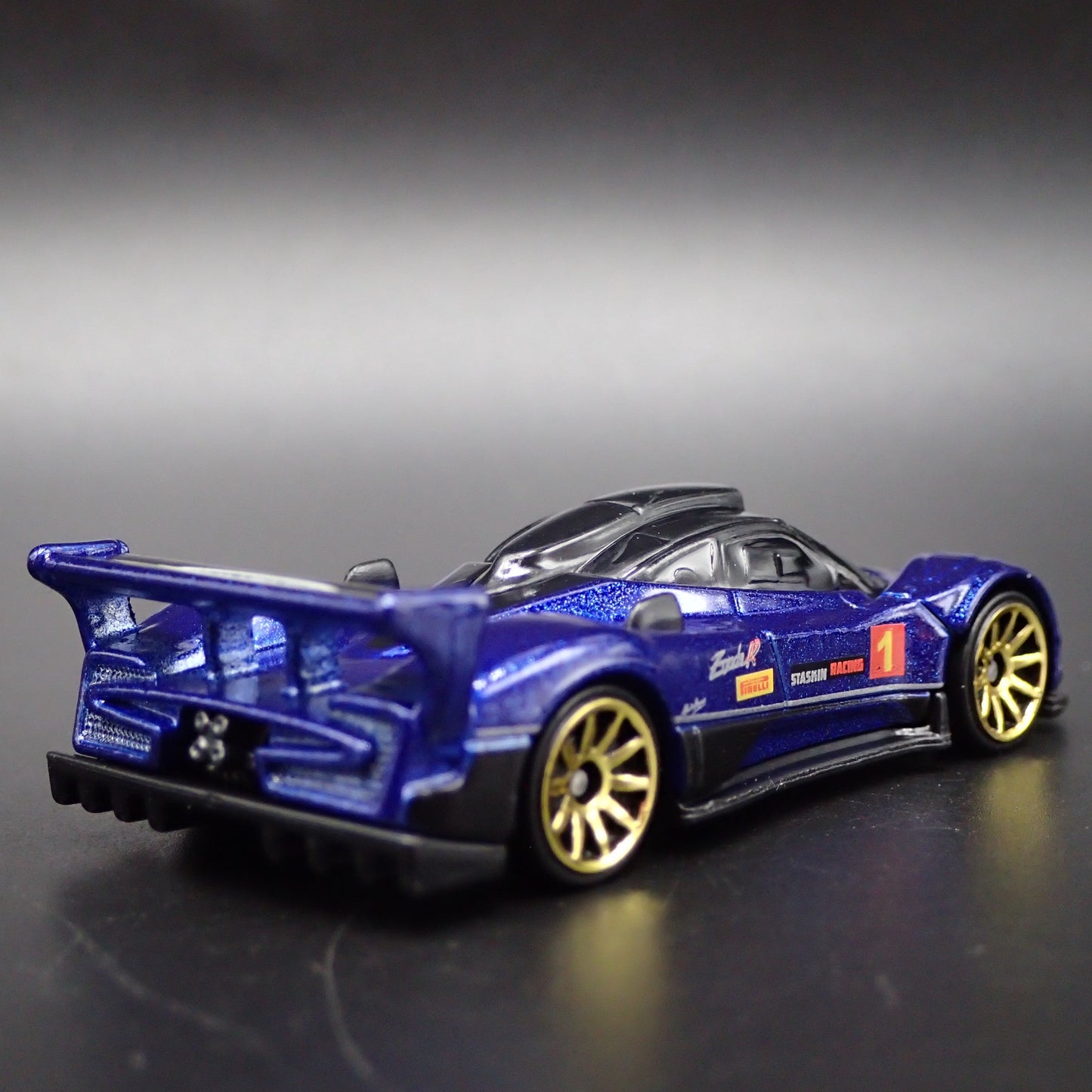 2009-2011 PAGANI ZONDA R SUPERCAR BLUE 1:64 SCALE DIORAMA DIECAST MODEL CAR