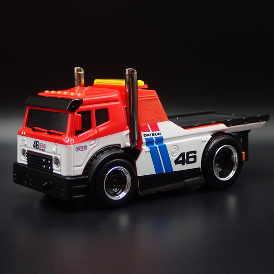 MODERN FLATBED TRUCK DATSUN BRE RACE TEAM 1:64 SCALE DIORAMA DIECAST MODEL CAR