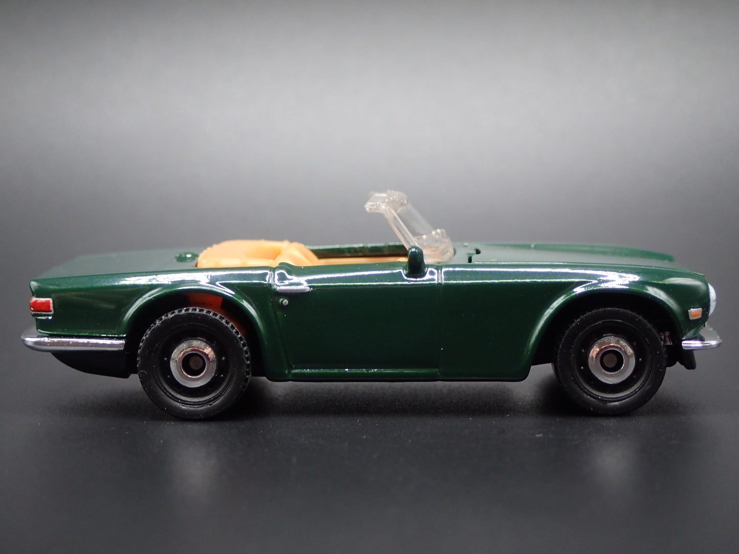 1968-1976 TRIUMPH TR6 CONVERTIBLE GREEN 1:64 SCALE DIORAMA DIECAST MODEL CAR