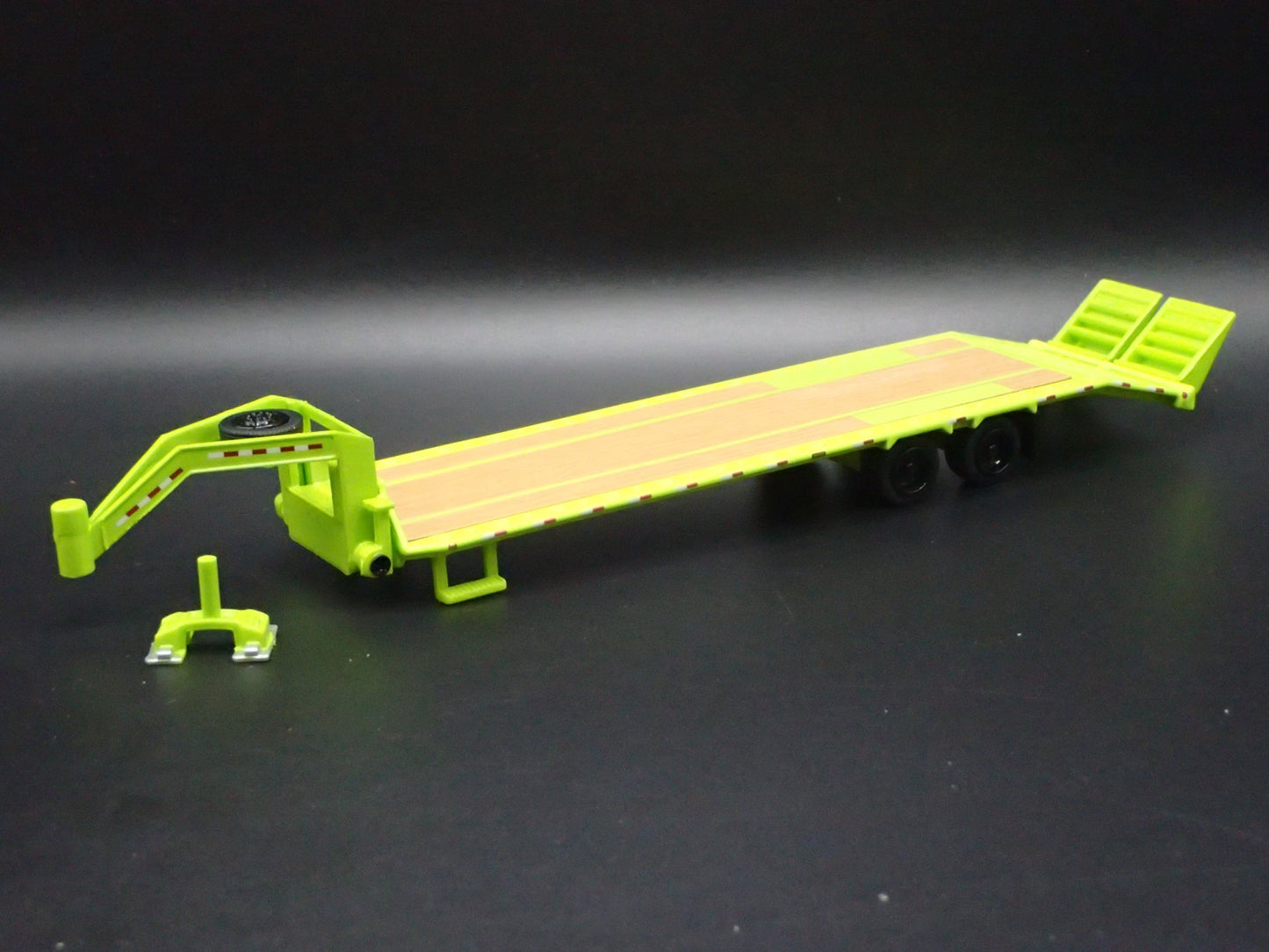GOOSENECK FLATBED TRAILER w LOADING RAMP, HITCH 1:64 SCALE DIORAMA DIECAST MODEL