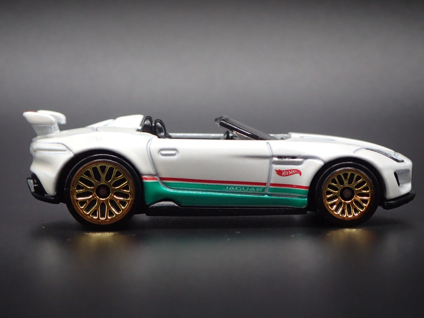 2015-2016 JAGUAR F-TYPE PROJECT 7 WHITE 1:64 SCALE DIORAMA DIECAST MODEL CAR