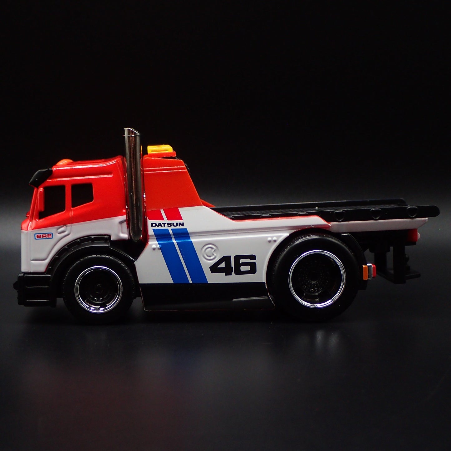 MODERN FLATBED TRUCK DATSUN BRE RACE TEAM 1:64 SCALE DIORAMA DIECAST MODEL CAR