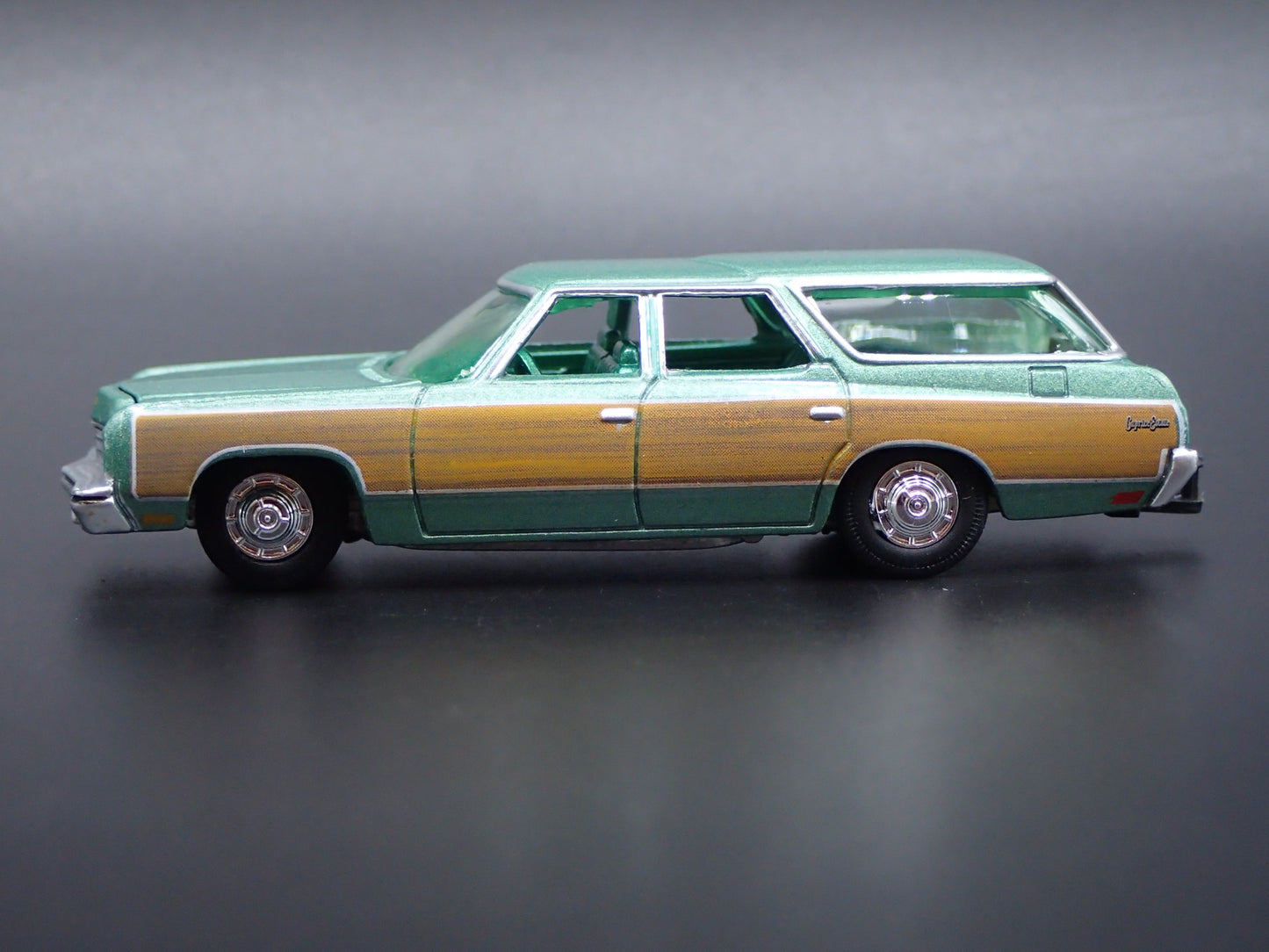 1973 73 CHEVY CHEVROLET CAPRICE STATION WAGON HITCH 1:64 SCALE DIECAST MODEL CAR