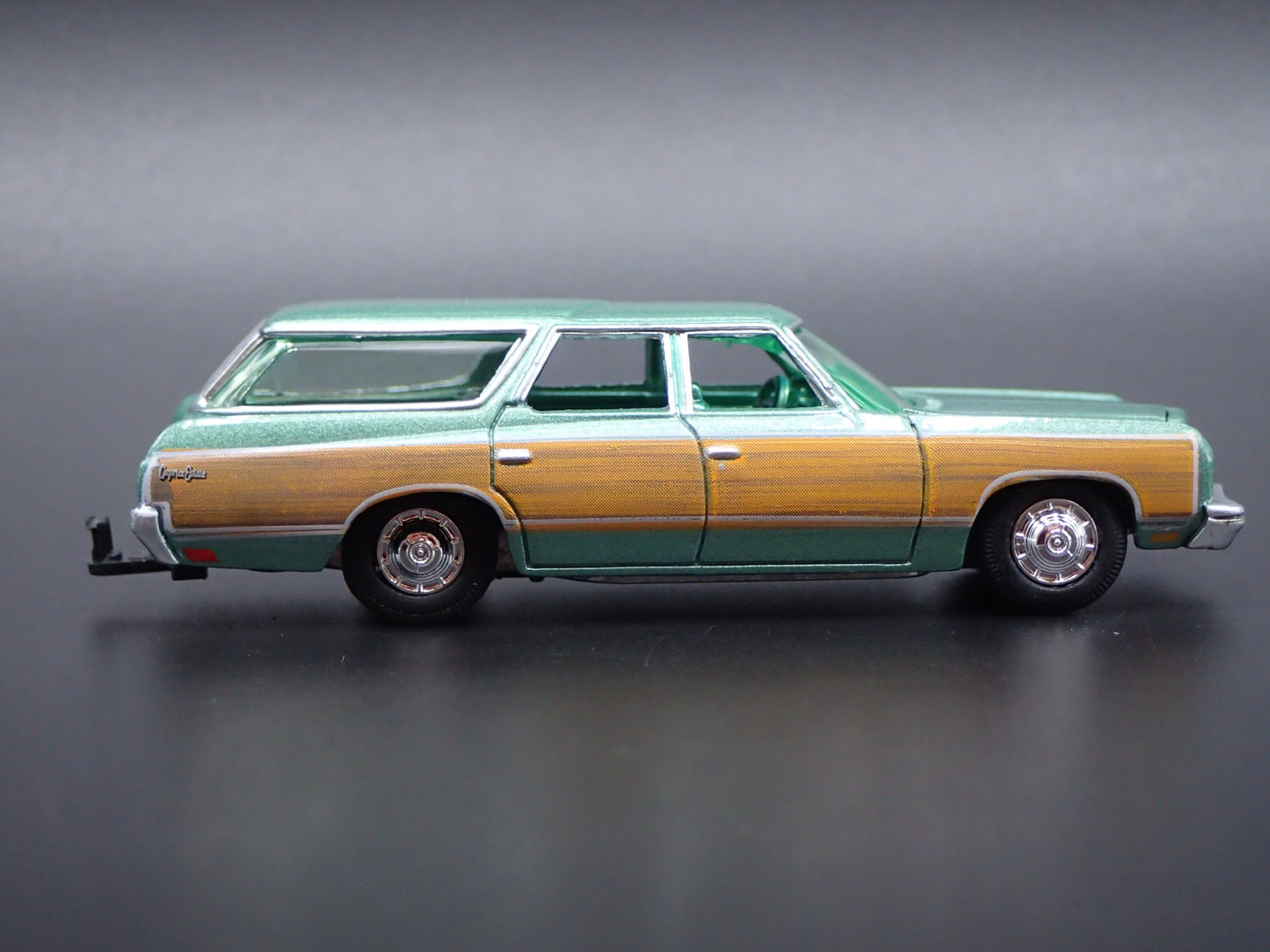 1973 73 CHEVY CHEVROLET CAPRICE STATION WAGON HITCH 1:64 SCALE DIECAST MODEL CAR